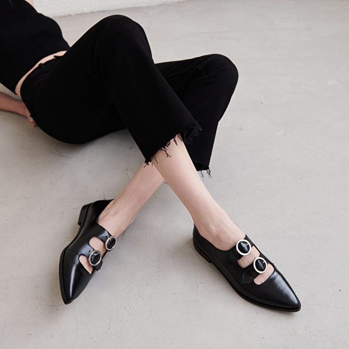 Mocassins pointus à boucles  en cuir noir
