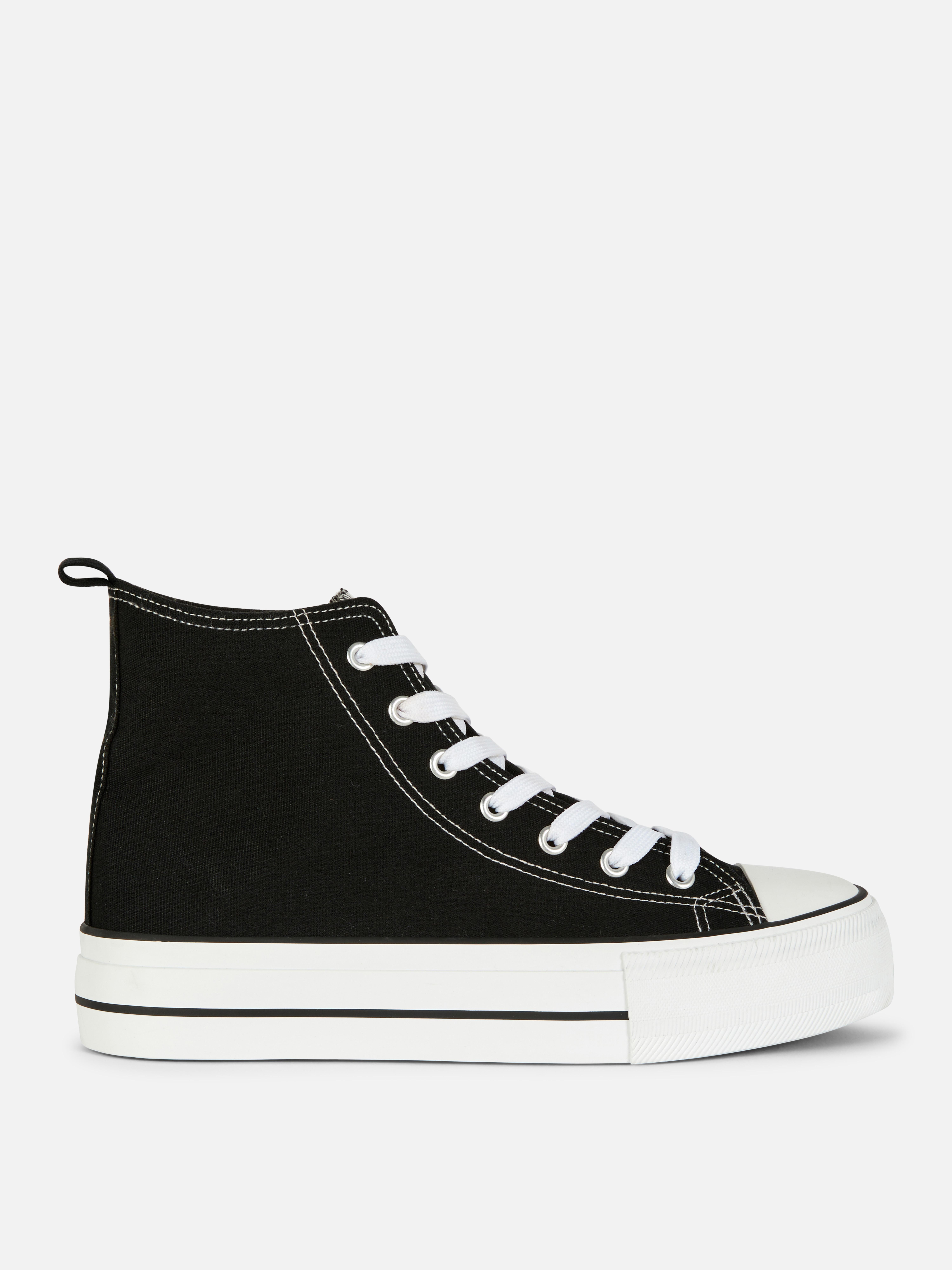 Sneakers classiche in tela. Dai una marcia in più alla tua collezione di scarpe con le nostre sneakers con plateau.