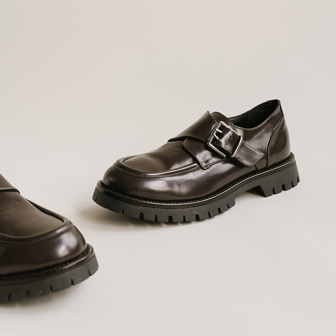 Derbies à talons plats, boucles et coutu...  en cuir glacé marron