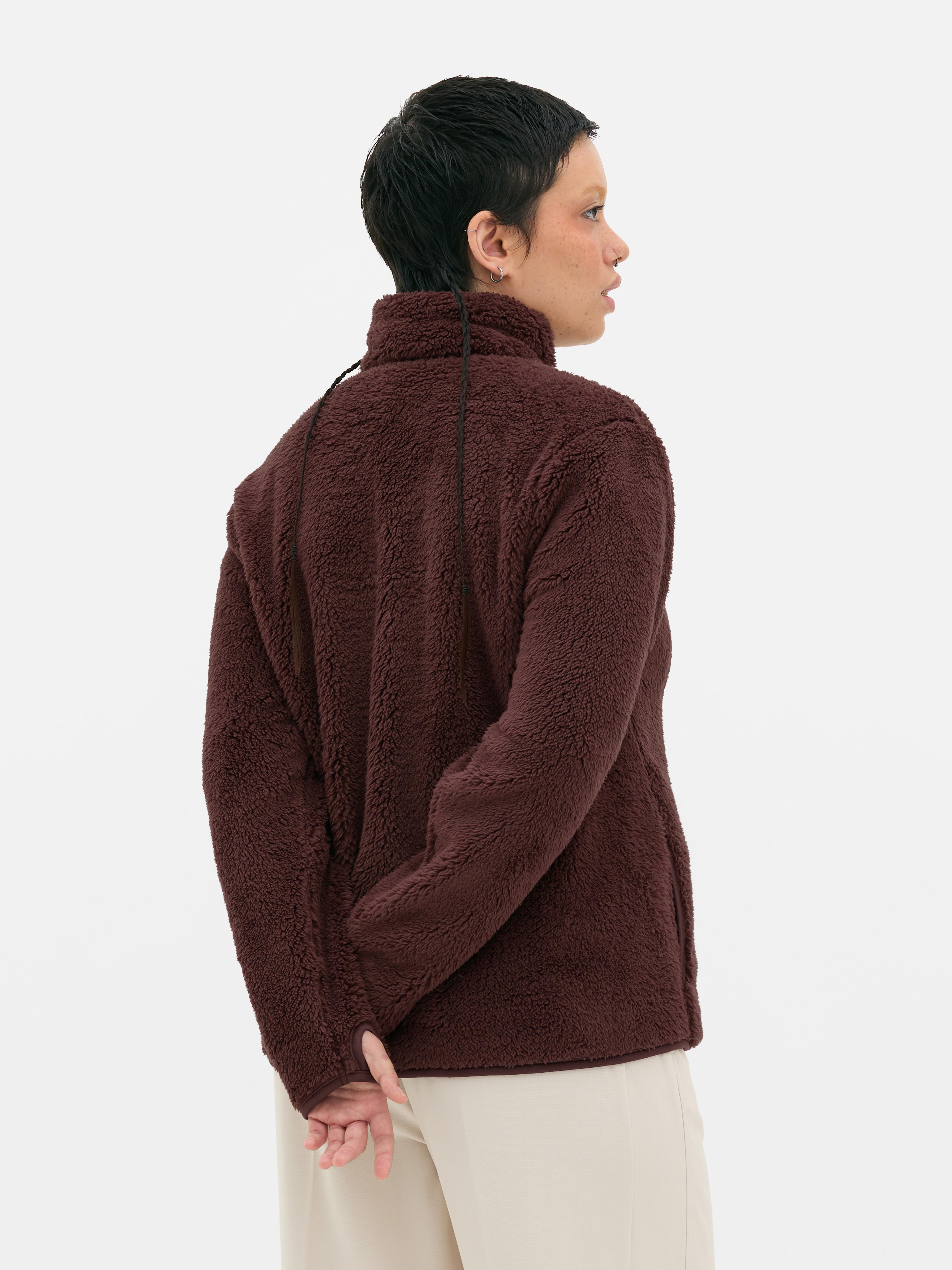 Jachetă din fleece moale cu fermoar. O jachetă moale din fleece cu mâneci lungi, guler ridicat și fermoar pe toată lungimea.