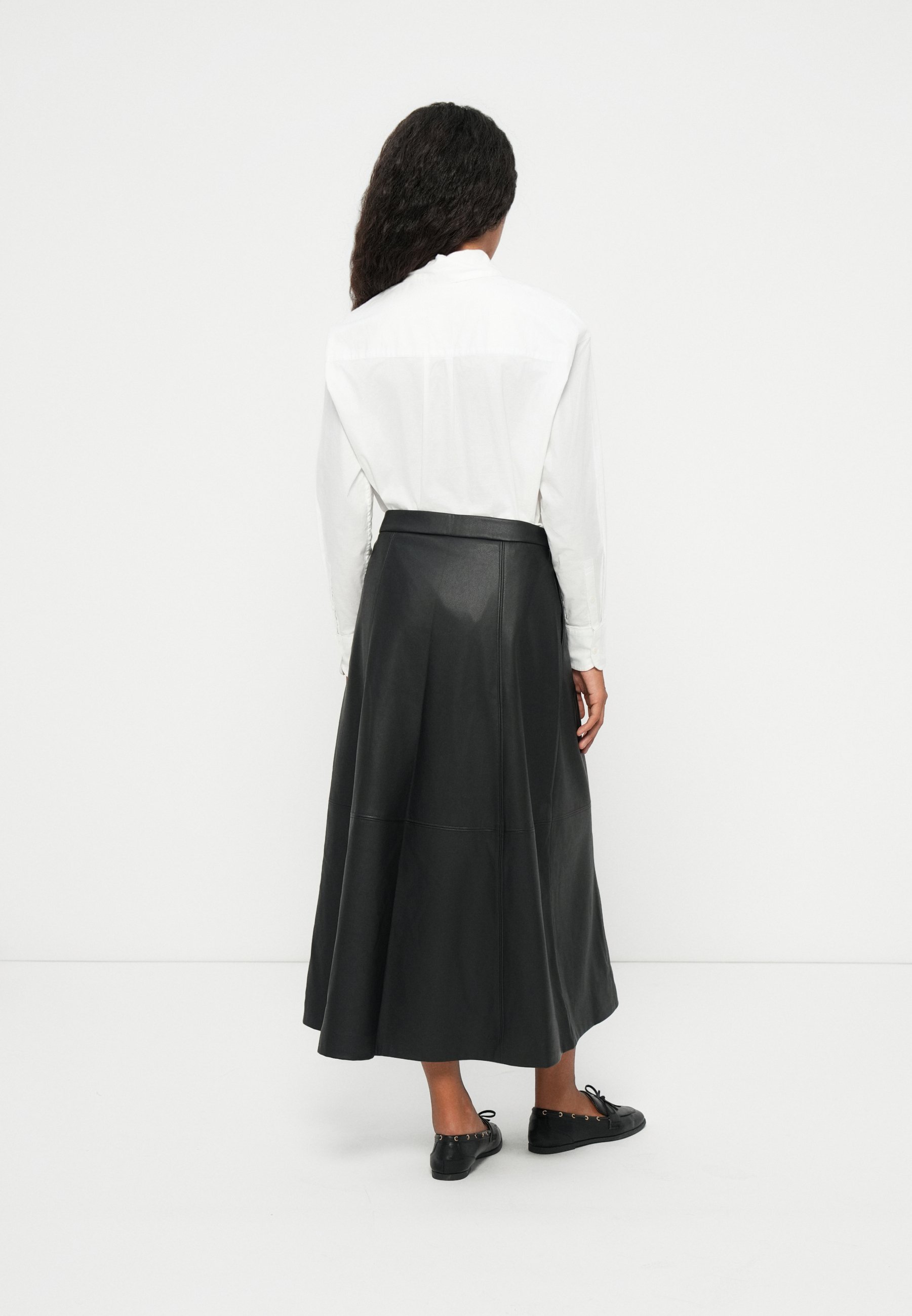Saia Vero Moda VMOLIVE - Saia evasê - preta