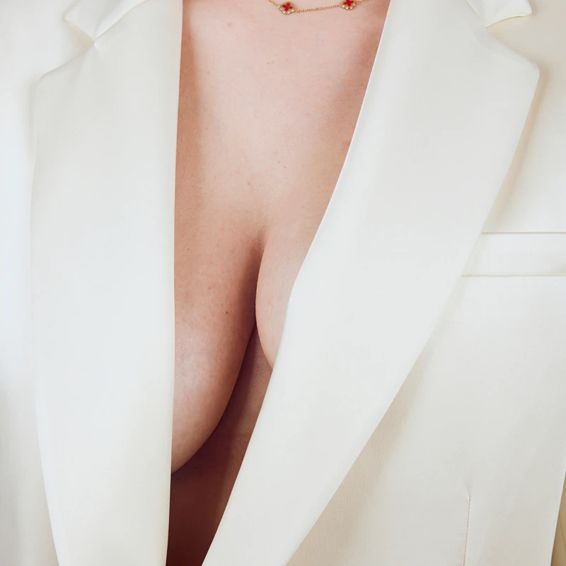 CureTape® Boob Tape é um dispositivo médico autoadesivo para aplicação nos seios.