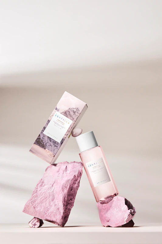 SKIN1004 Madagaskar Centella Poremizing Clear Toner jemne exfoliuje, vyhladzuje pleť a minimalizuje póry.
