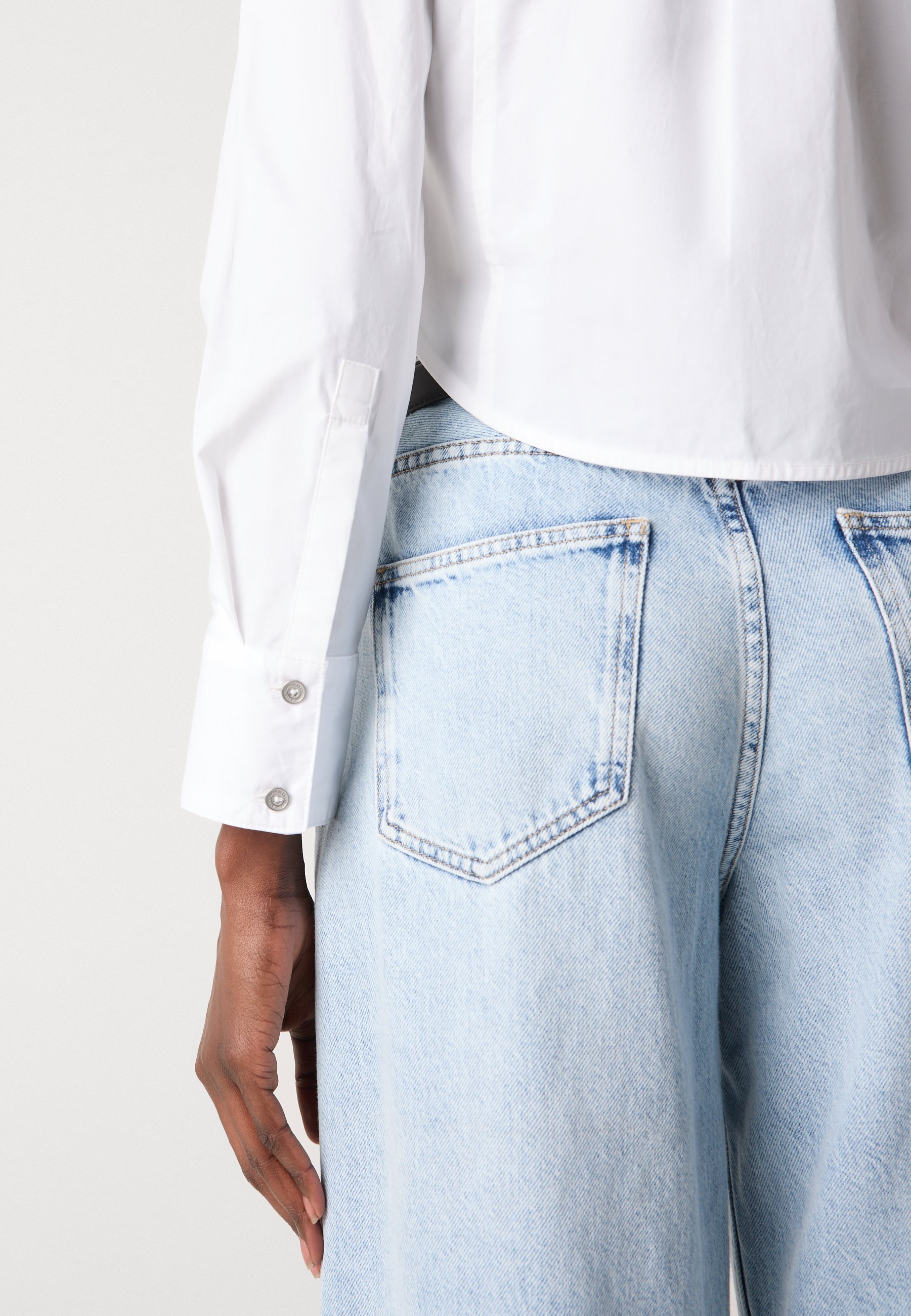 Blusa cropped DKNY com abotoamento frontal e detalhes em tachas - Branca