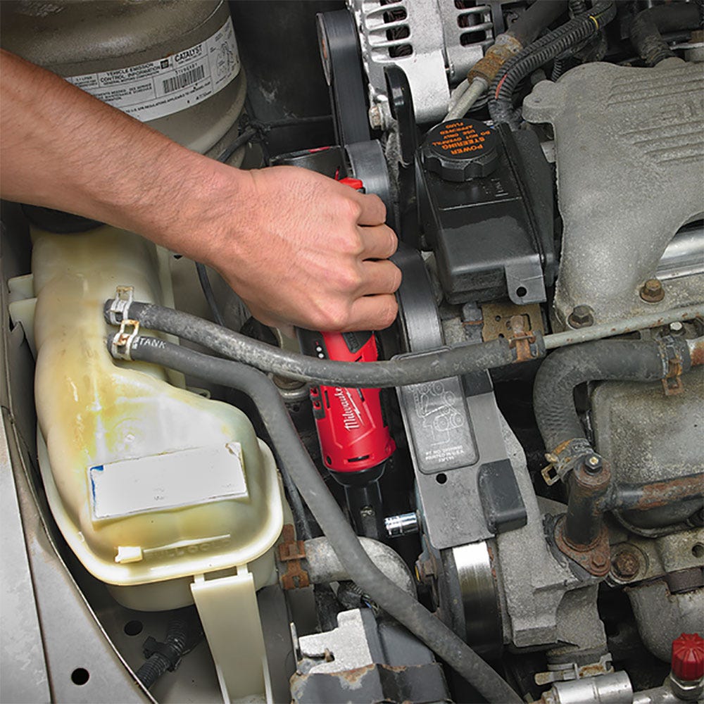 Conjunto de chave de impacto com catraca Milwaukee 12V 2.0Ah de 3/8