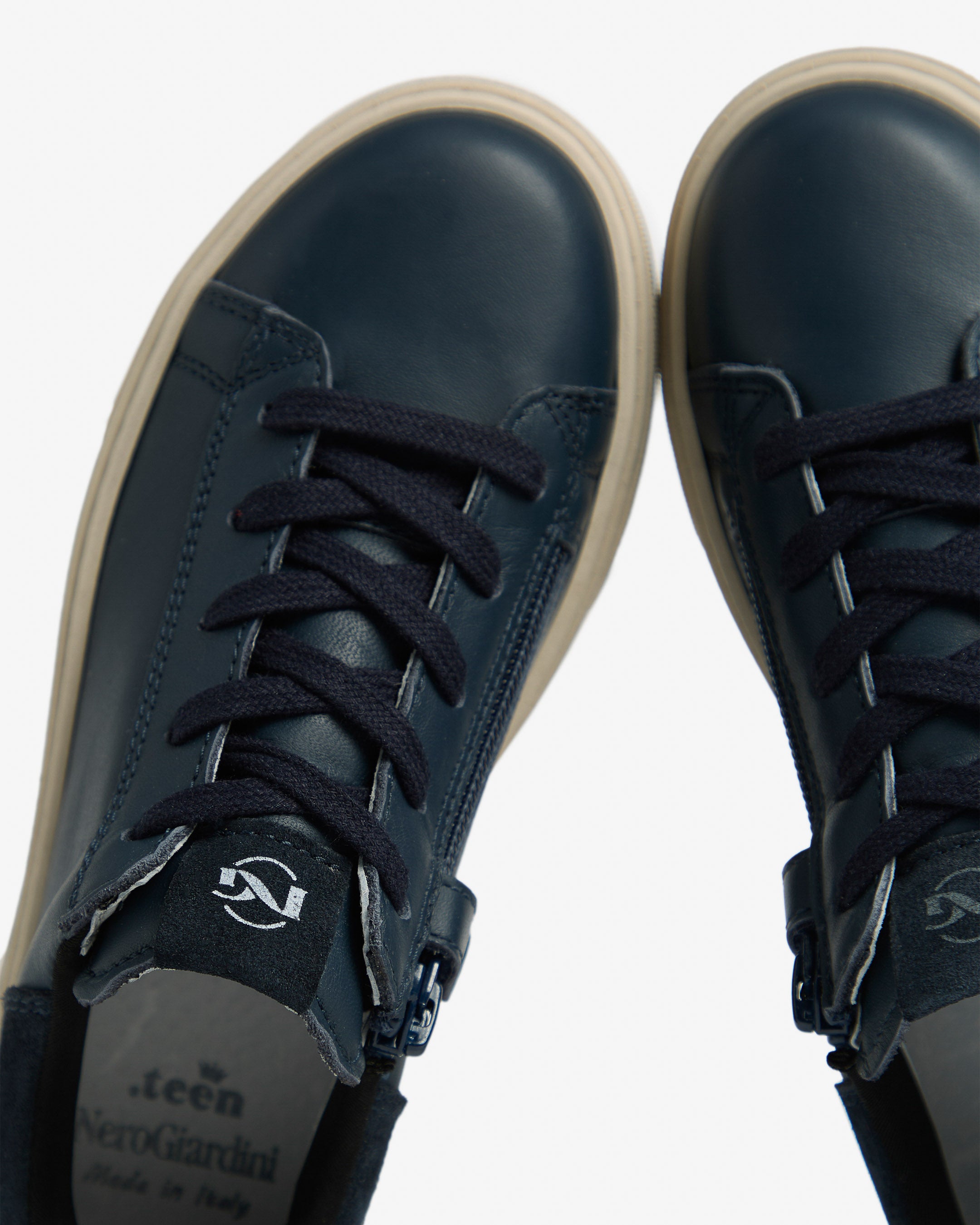  Sneaker aus Leder und Wildleder für Jungen im Teenageralter