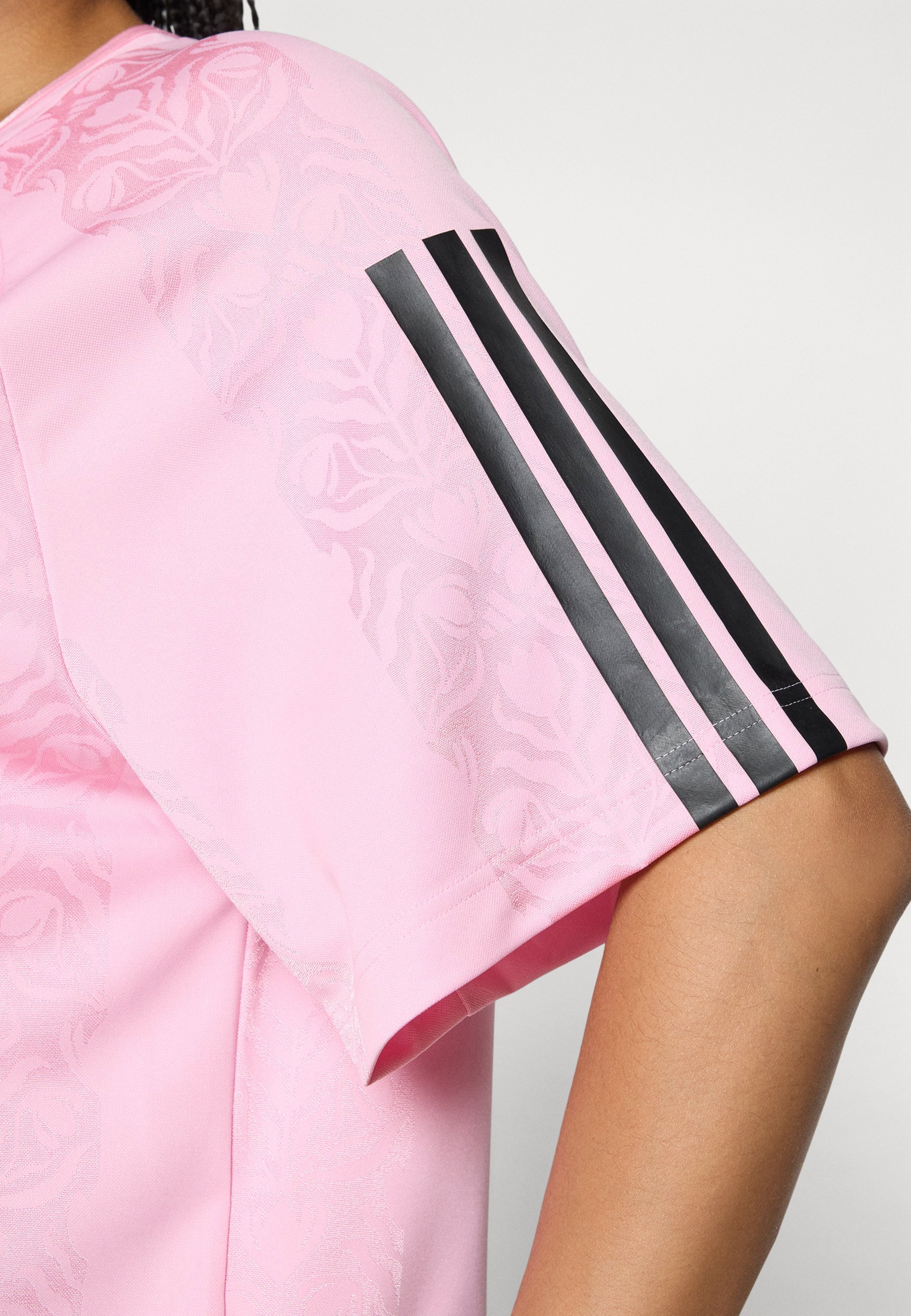 adidas Sportswear TIRO TEE - Koszulka z nadrukiem - prawdziwy róż/czarny