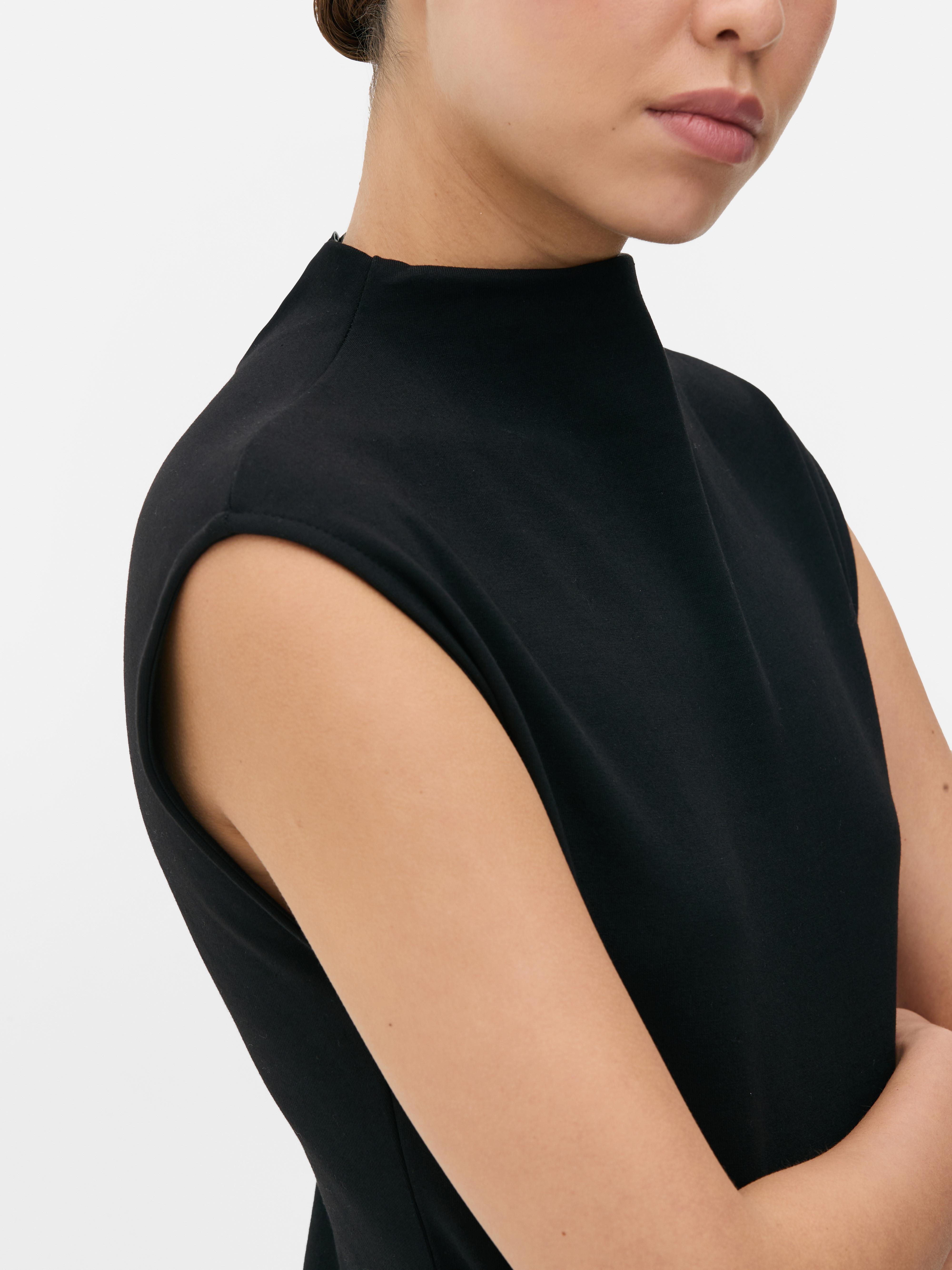 Minikleid mit kurzen Ärmeln Ein klassisches Minikleid mit hohem Halsausschnitt und kurzen Ärmeln