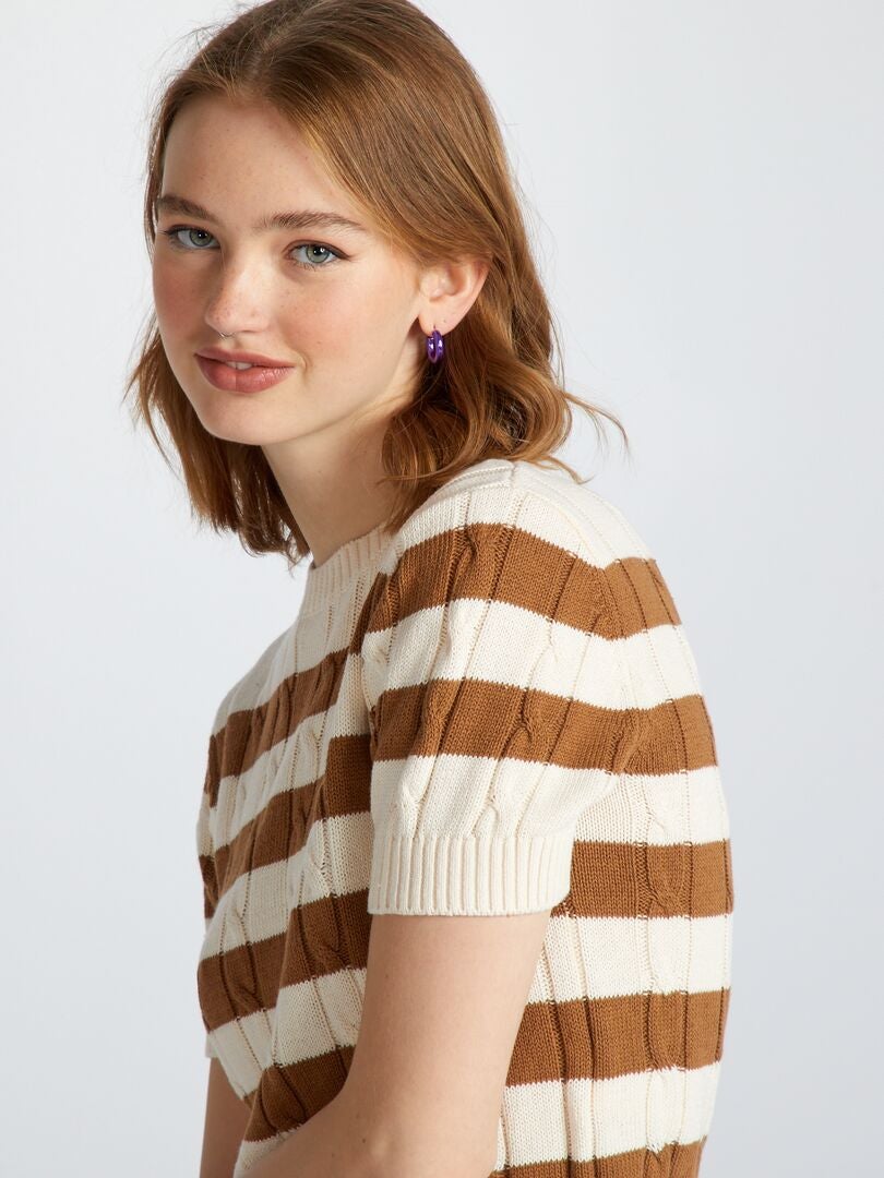 Krótki sweter w paski - BEŻOWY