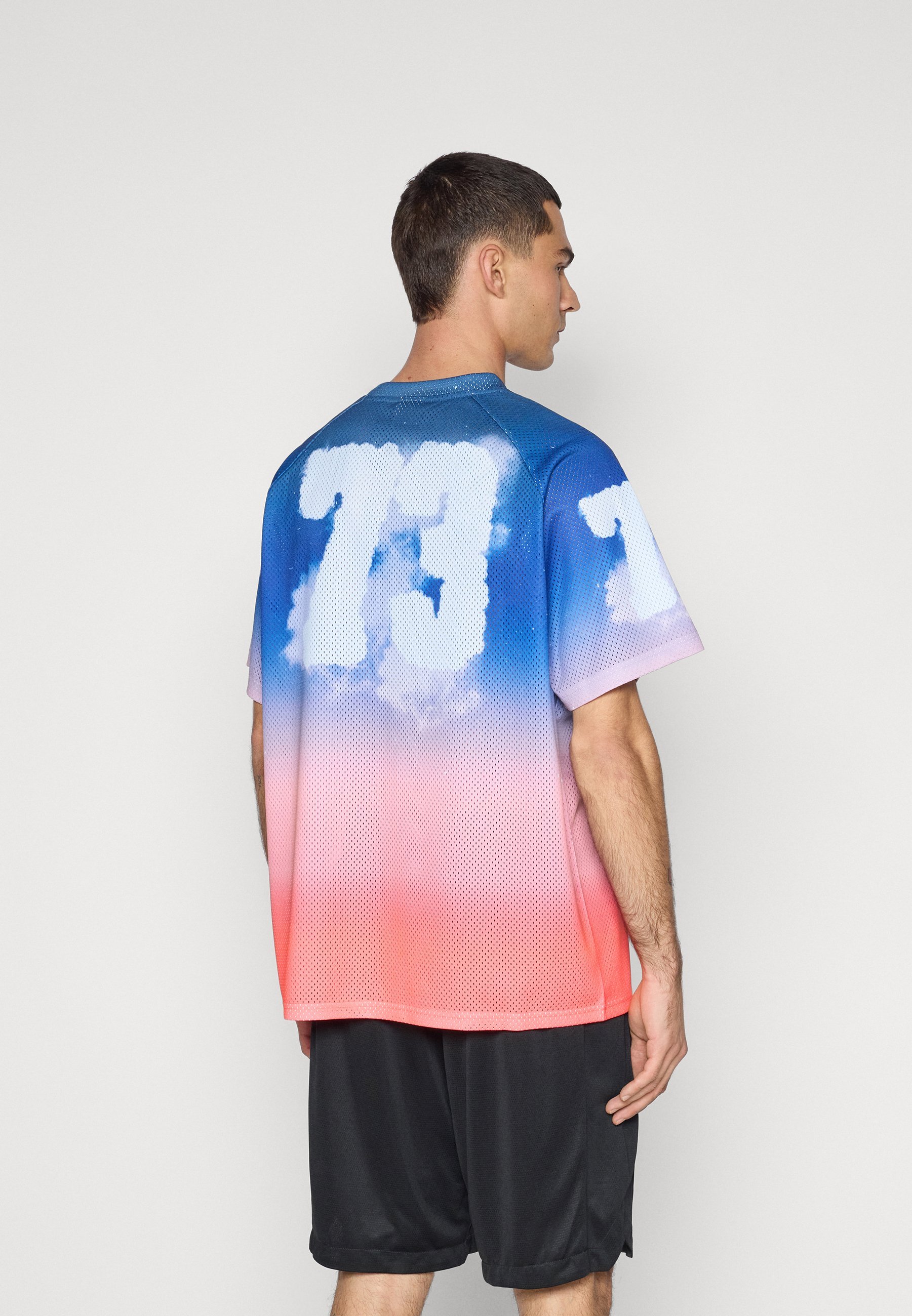 T-shirt imprimé Puma HOOPTOPIA SUNSET HOOPS - bleu persan