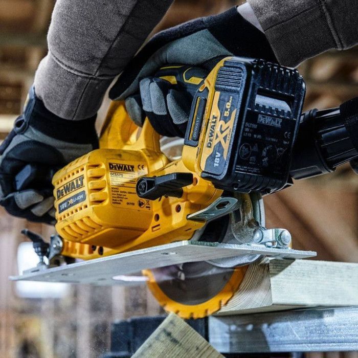 Serra circular DeWALT DCS570N de 184 mm, sem fio, 18V, motor sem escovas (sem bateria).