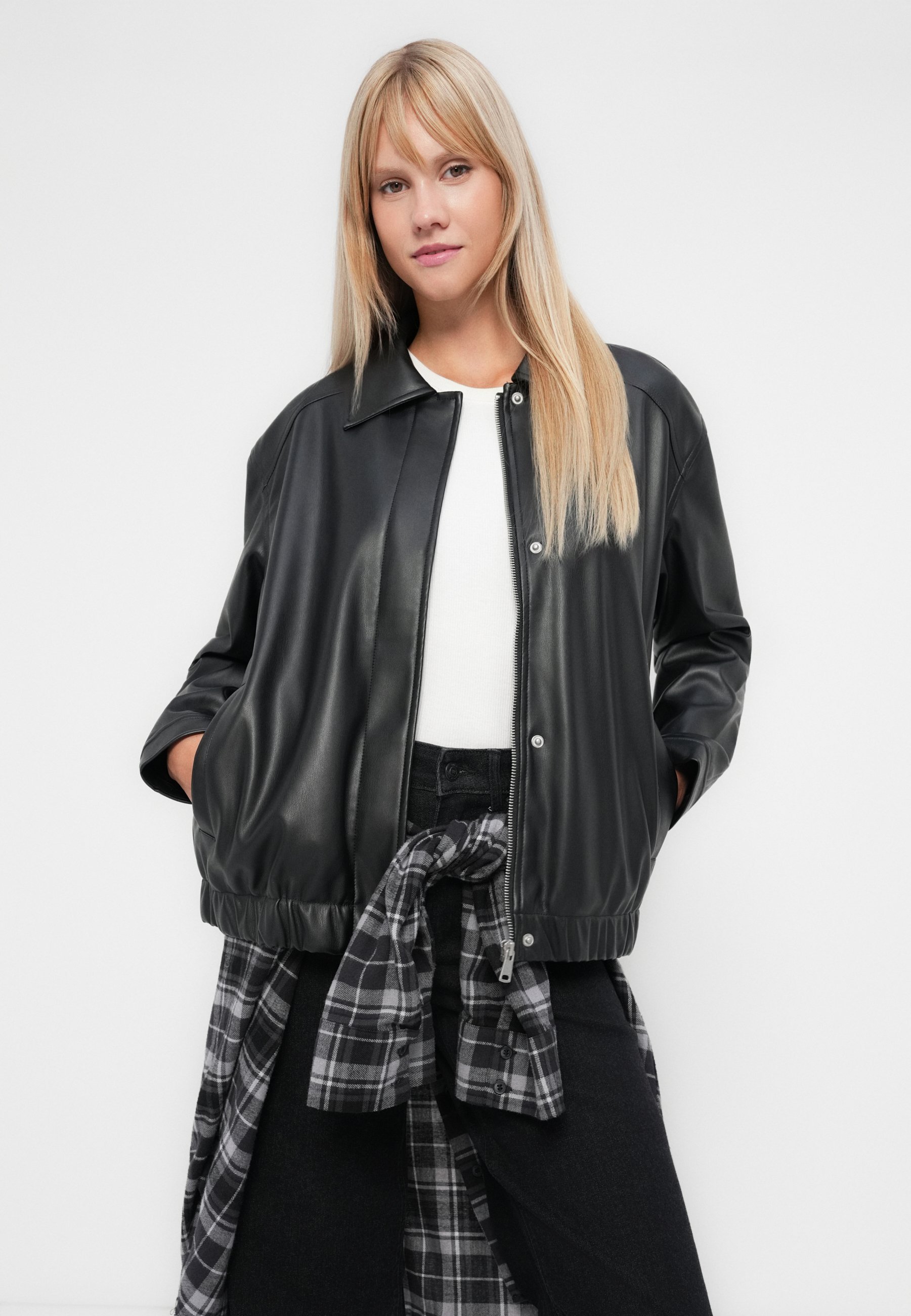 EXCLUSIVITÉ SUR LLVERON - Veste en similicuir - noire