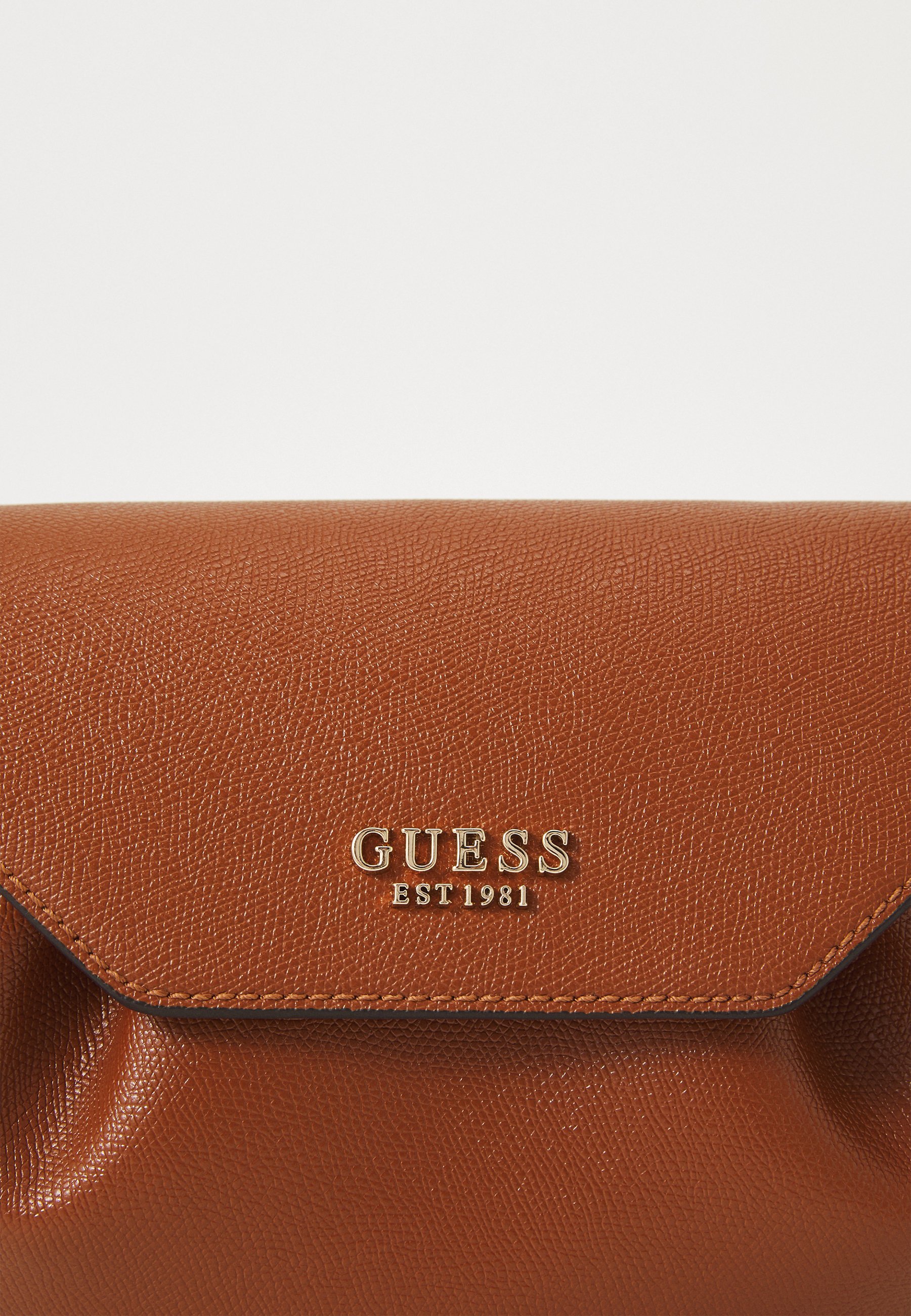 Guess AMORETTE FLAP - Rankinė per petį - konjako spalvos