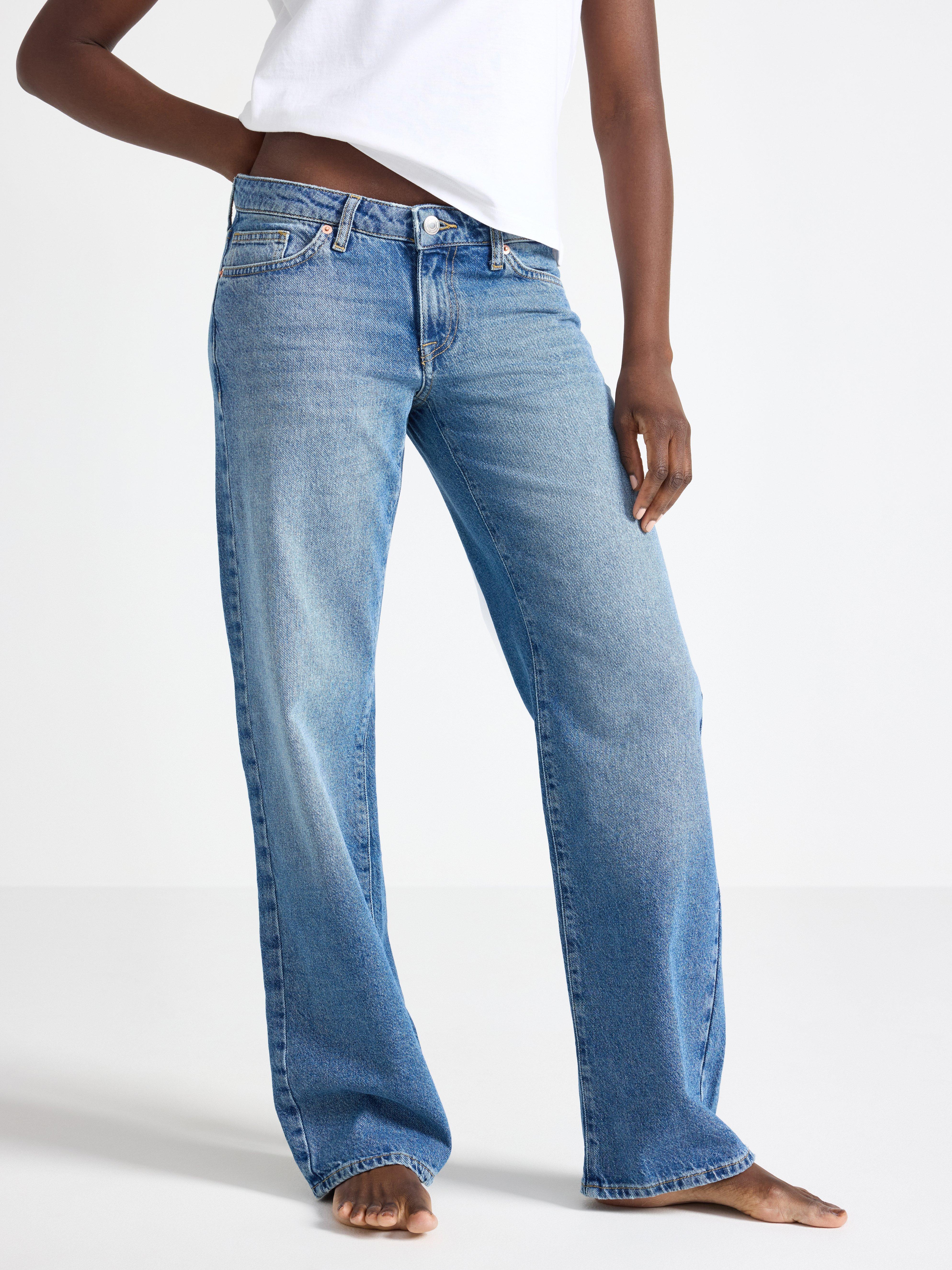 Calça jeans reta de cintura baixa, azul denim.