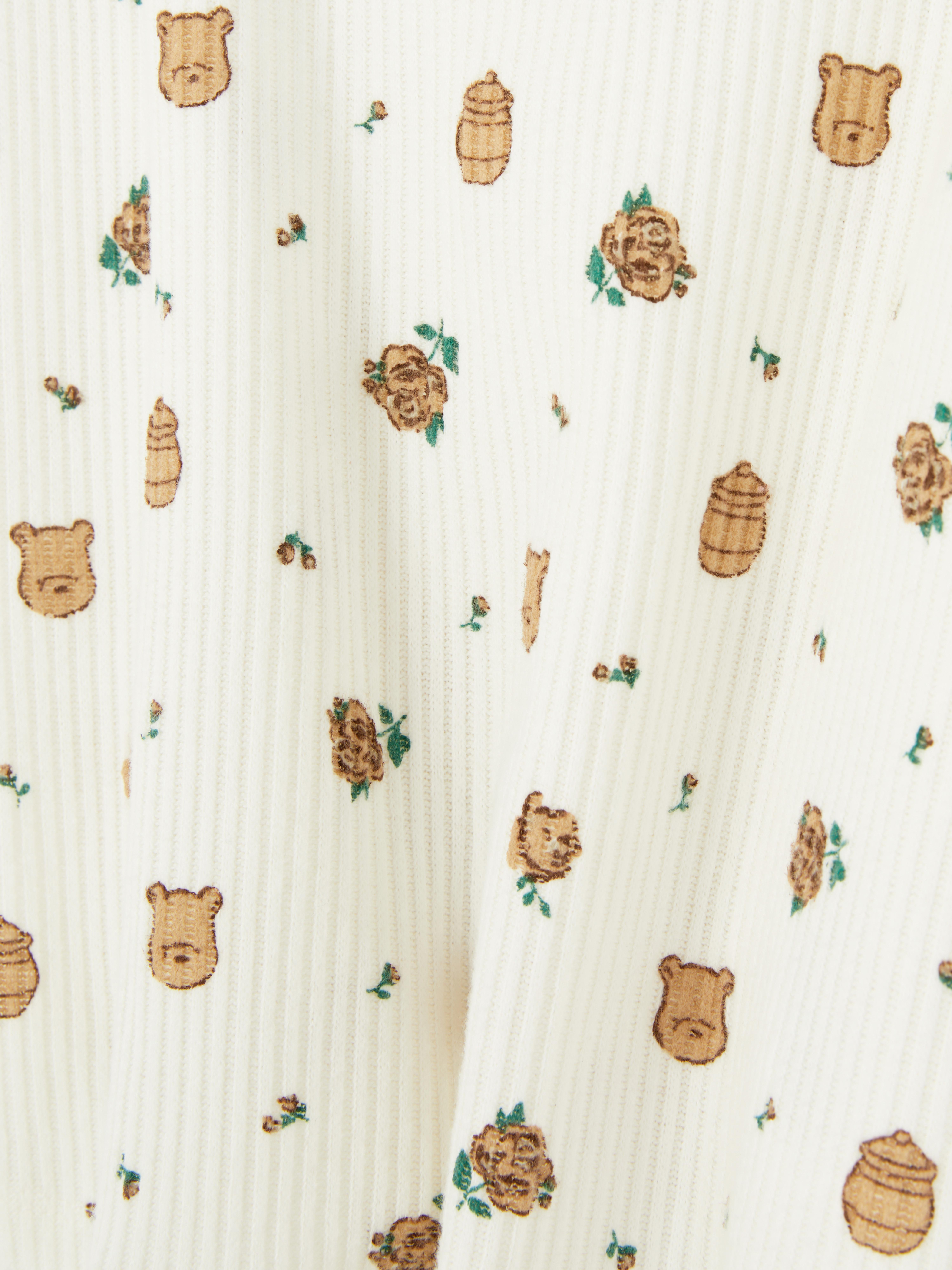 Top de pijama Disney Winnie the Pooh Un top de pijama cu Winnie the Pooh, decolteu în U, finisaj picot și textură cu nervuri