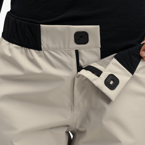 On Pantalon de tempête