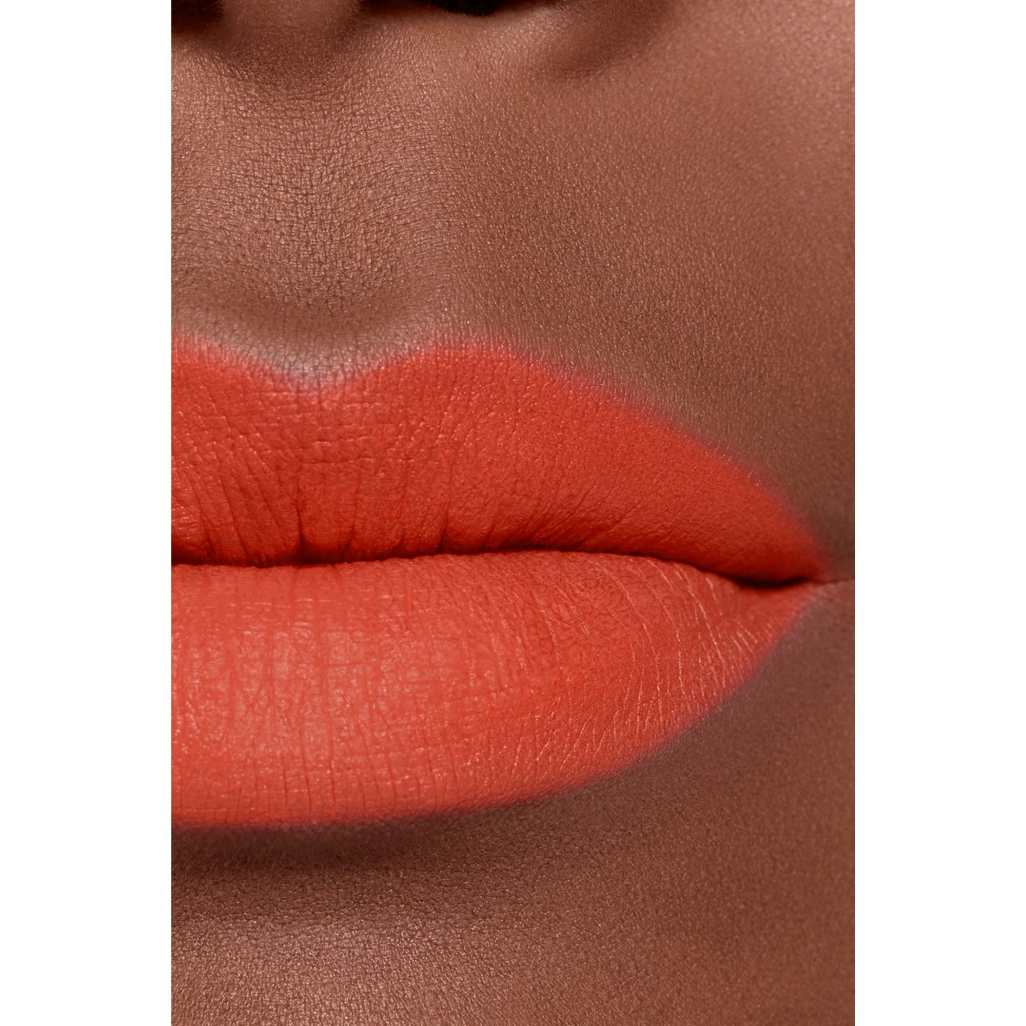 ROUGE ALLURE LIQUID VELVET - IL ROSSETTO FLUIDO OPACO INTENSO ULTRA-TENUTA