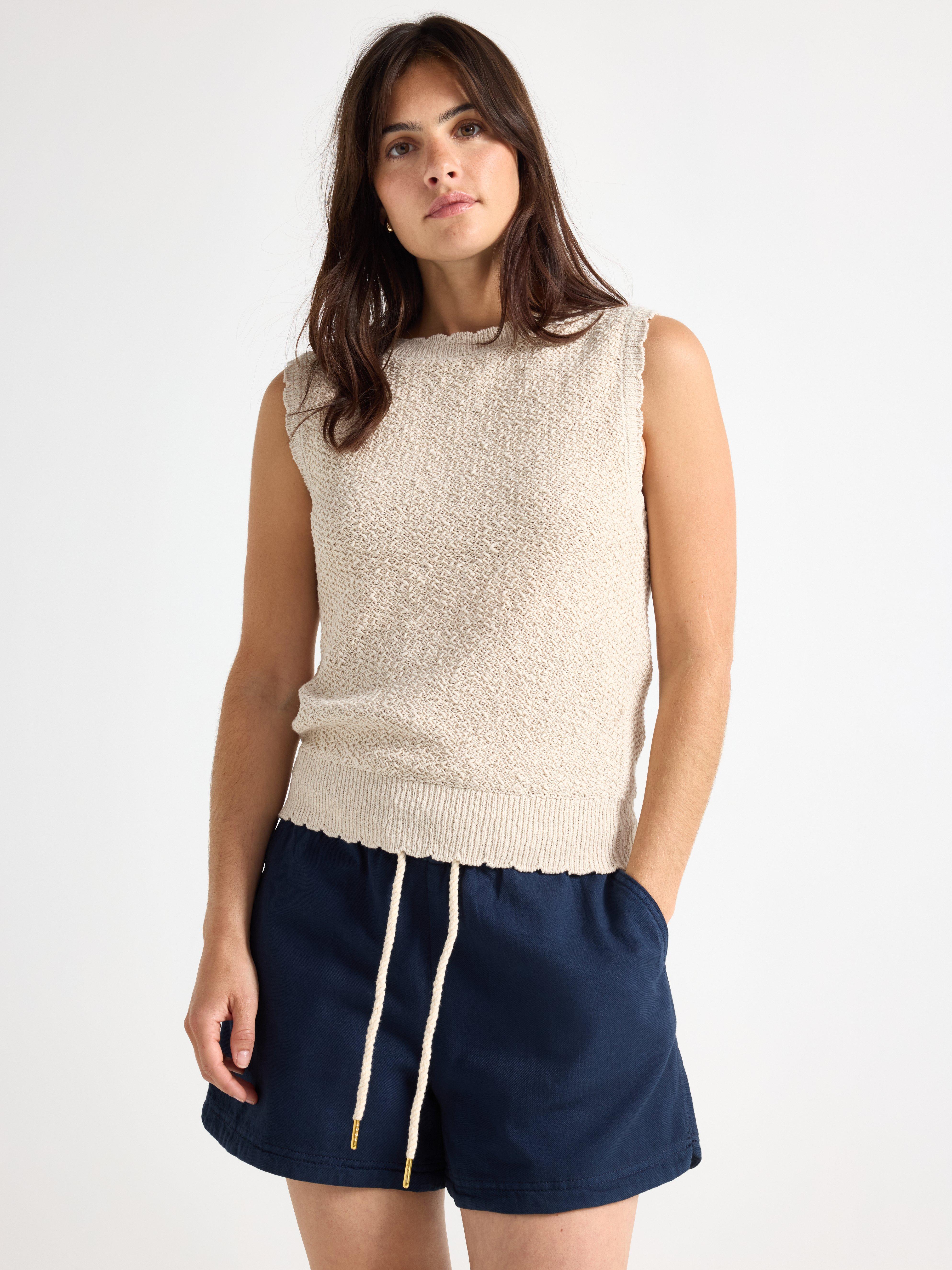 Top de punto con escote barco, color beige claro.