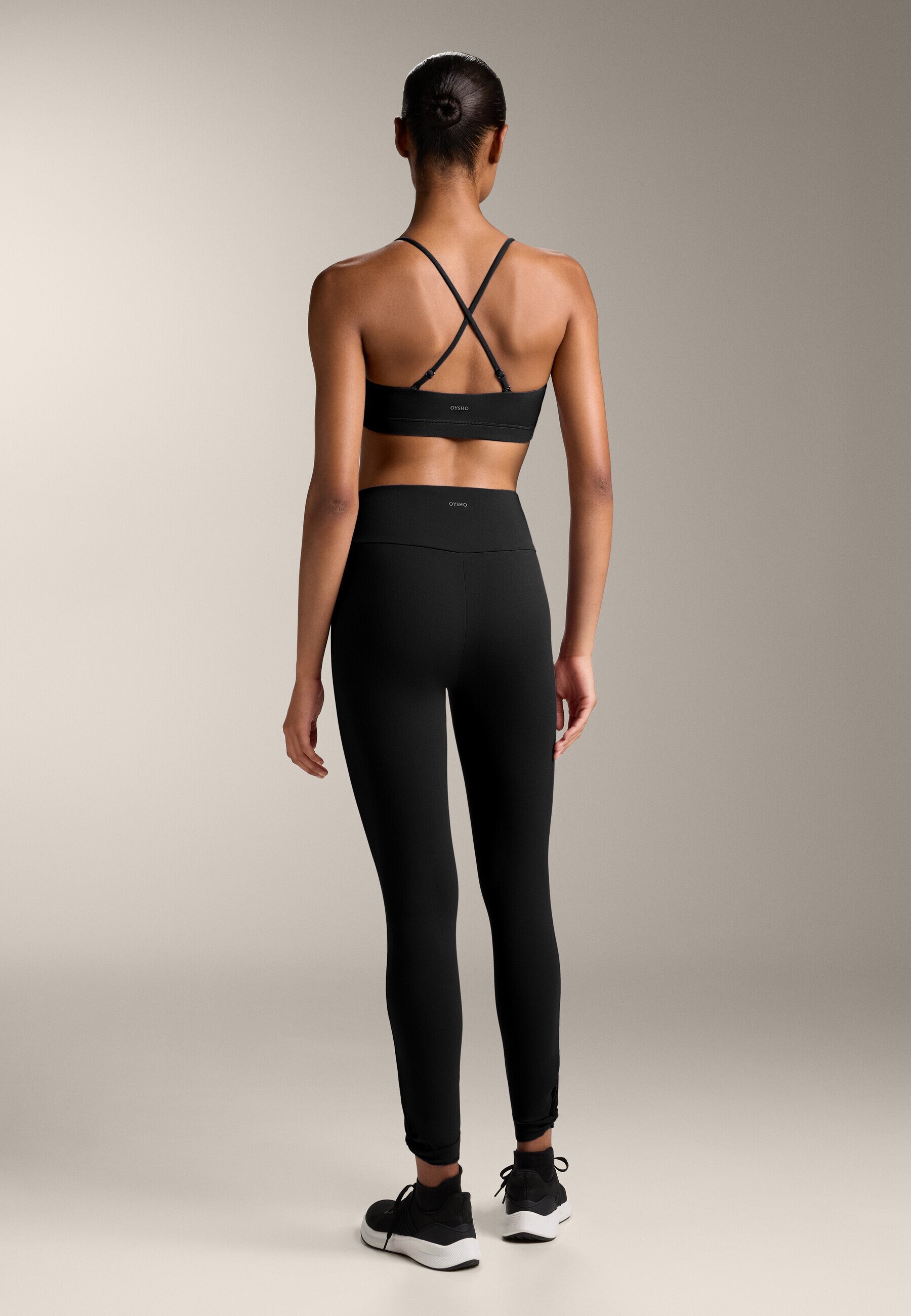 OYSHO COMFORTLUX LIGHT-SUPPORT MET GEKRUISTE BANDJES - Sportbeha met lichte ondersteuning - zwart