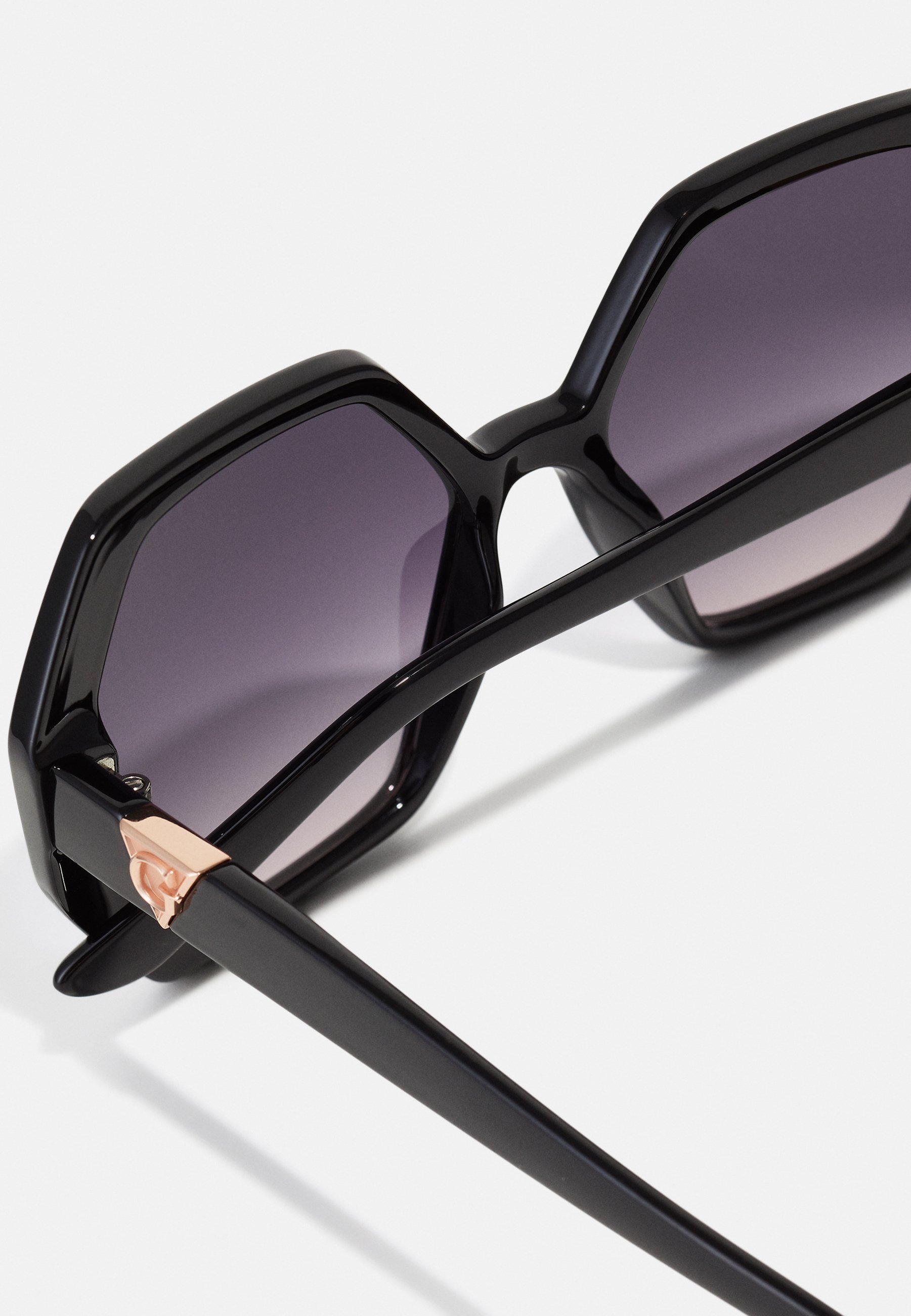 Occhiali da sole Guess - nero lucido / sfumatura fumé