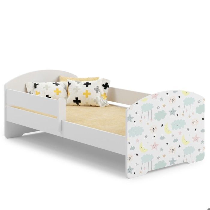 Cama infantil blanca LUK con barandilla y estampado de estrellas.