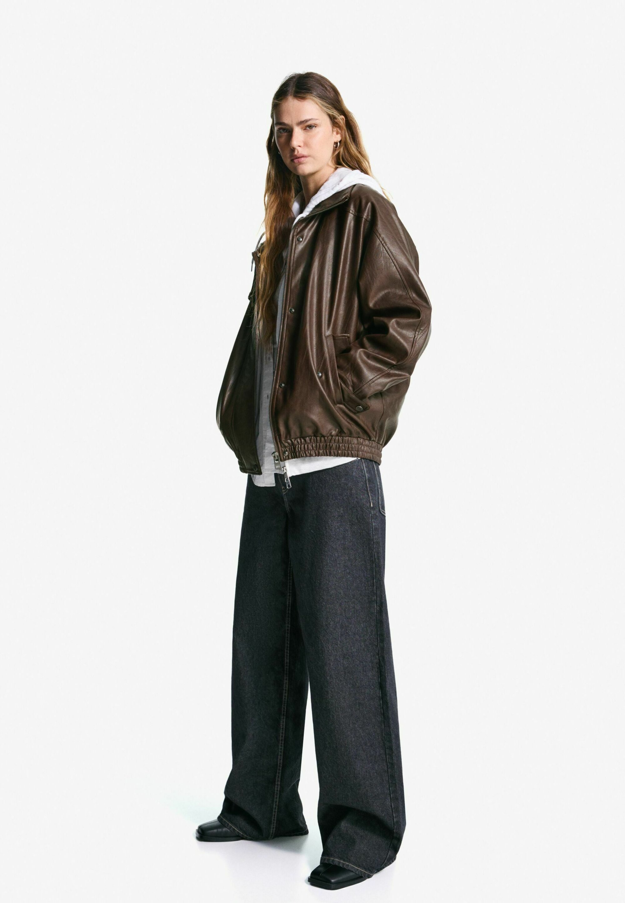 Bershka OVERSIZE - Kunstleren jas - donkerbruin