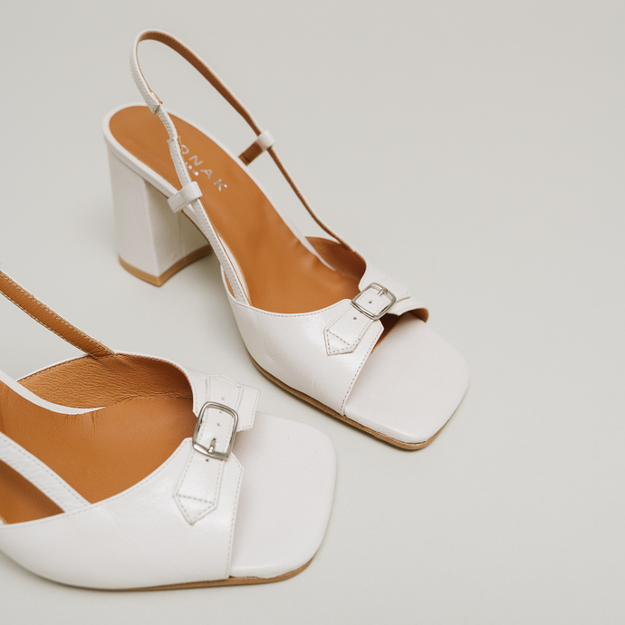 Sandales à talons et bouts carrés  en cuir vieilli ecru