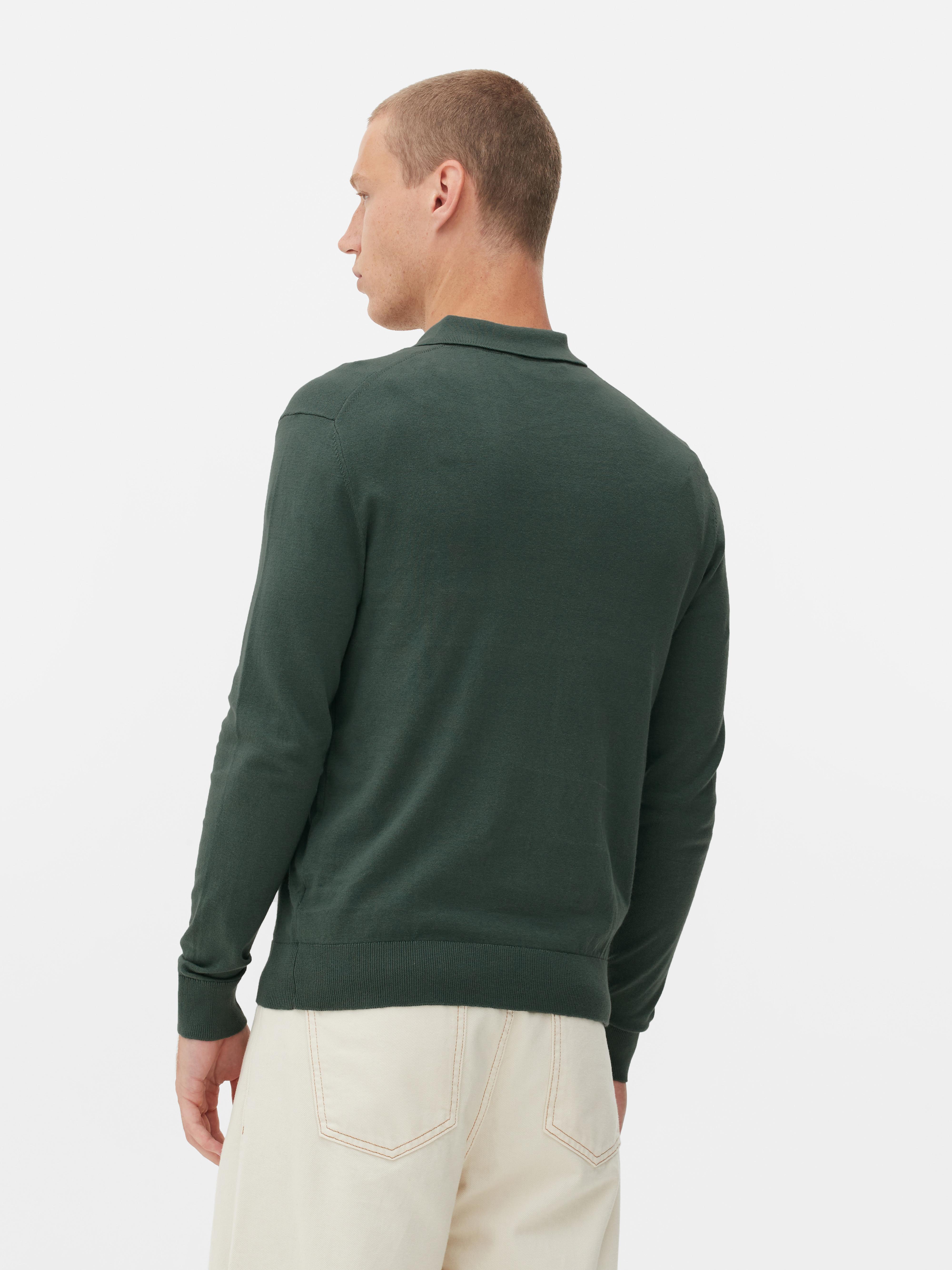 Pulover cu mânecă lungă. Acest tricou polo tricotat are guler, fentă cu nasturi și mâneci lungi.