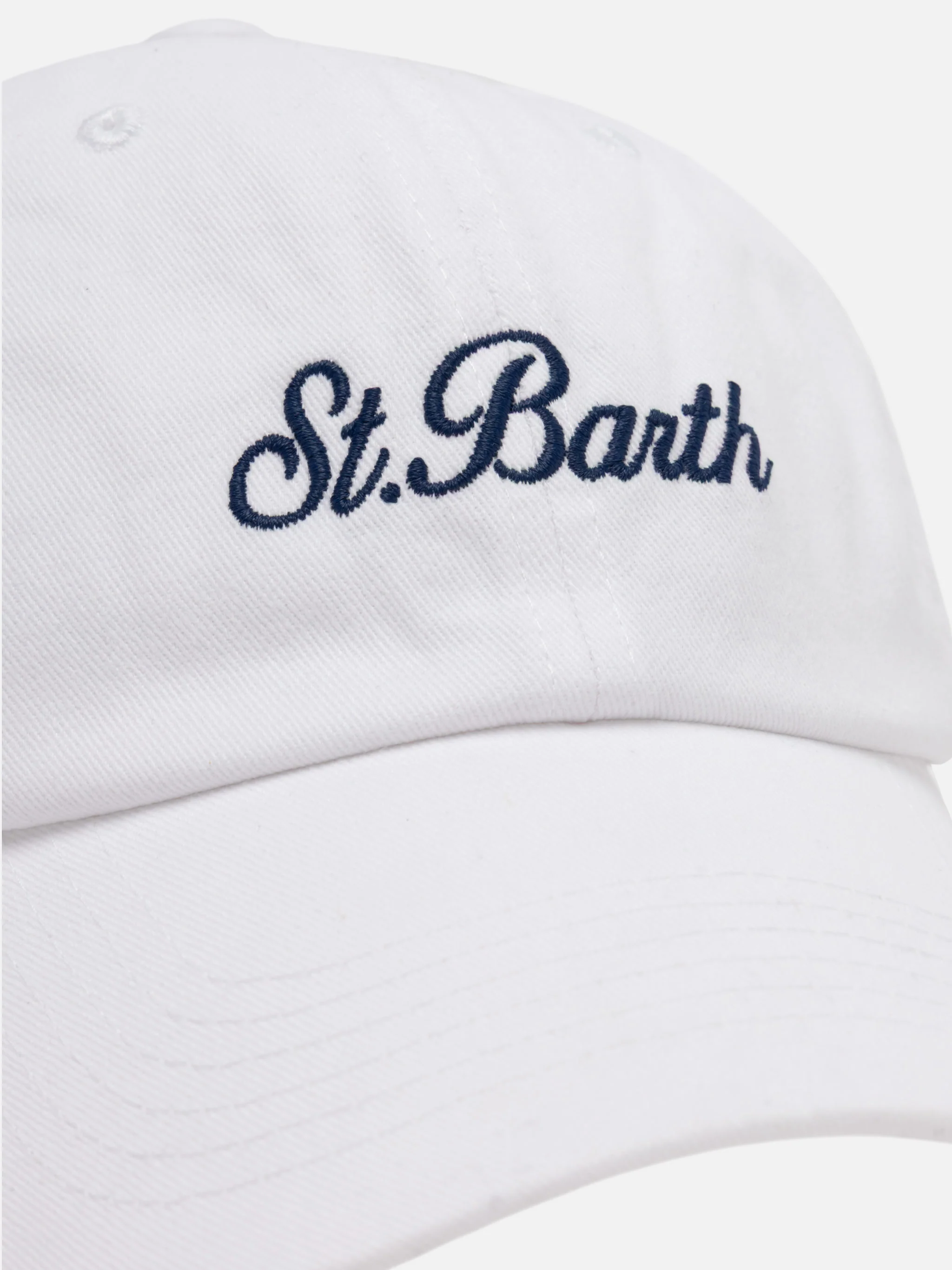 Boné Davis em jeans branco com bordado de Saint Barth