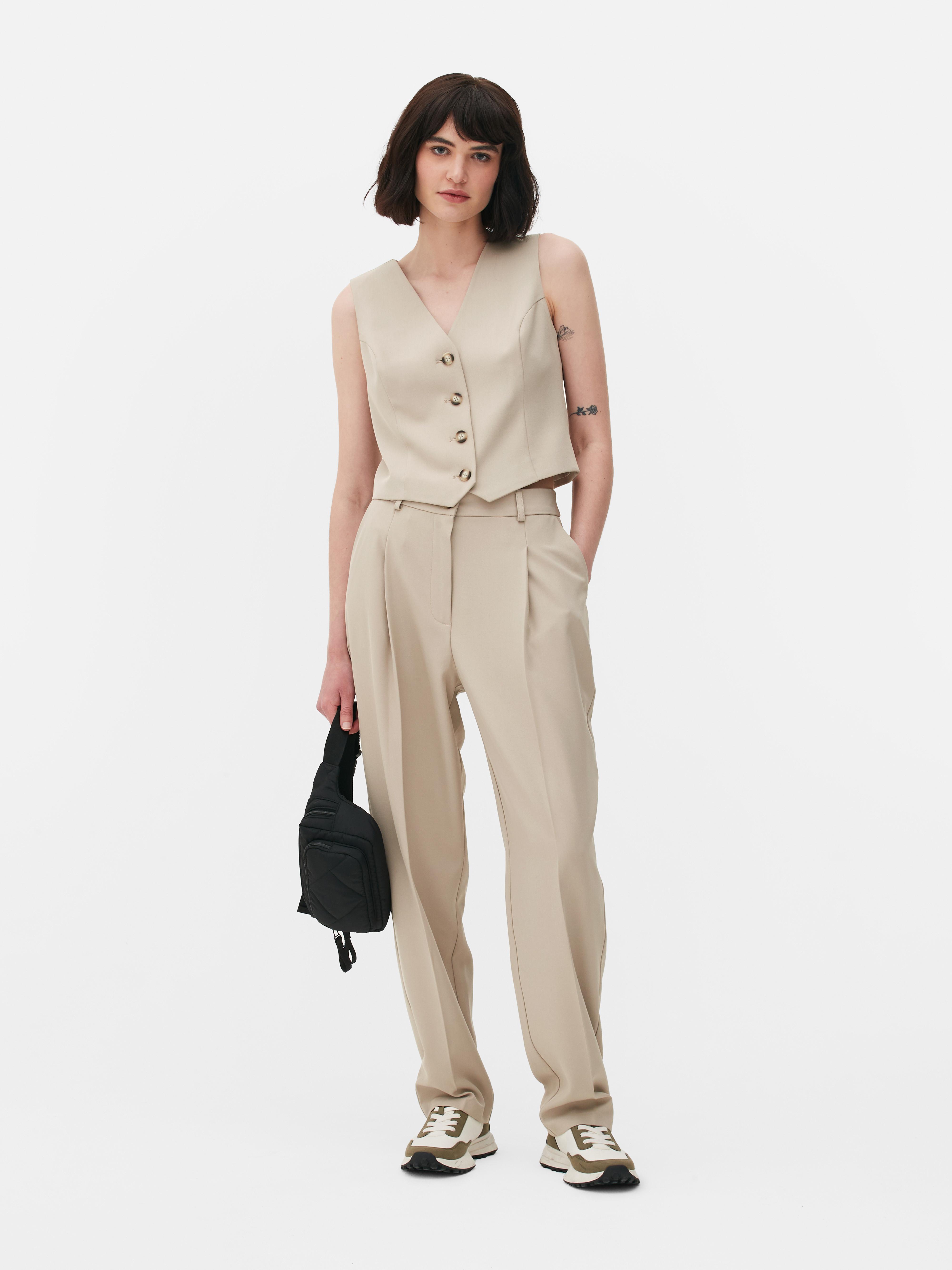 Vestă elegantă cu închidere cu nasturi. Această vestă atemporală, cu cusături prințesă, închidere cu nasturi și decolteu în V, este un adevărat must-have.