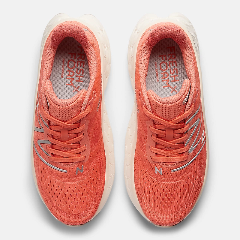 Fresh Foam X More v4 für Damen – Golfrot mit Meersalz und Silbermetallic