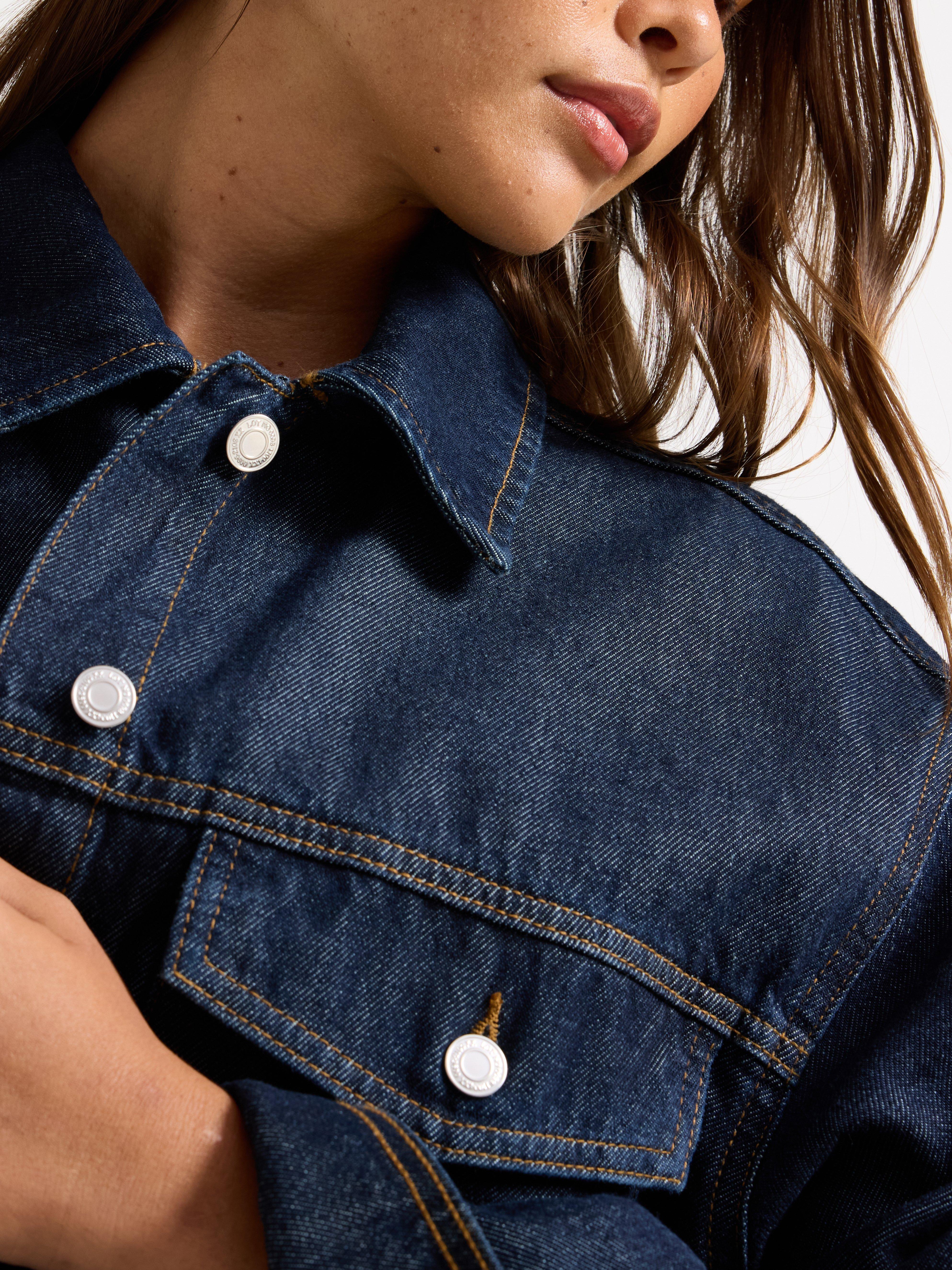 Jaqueta jeans em jeans escuro