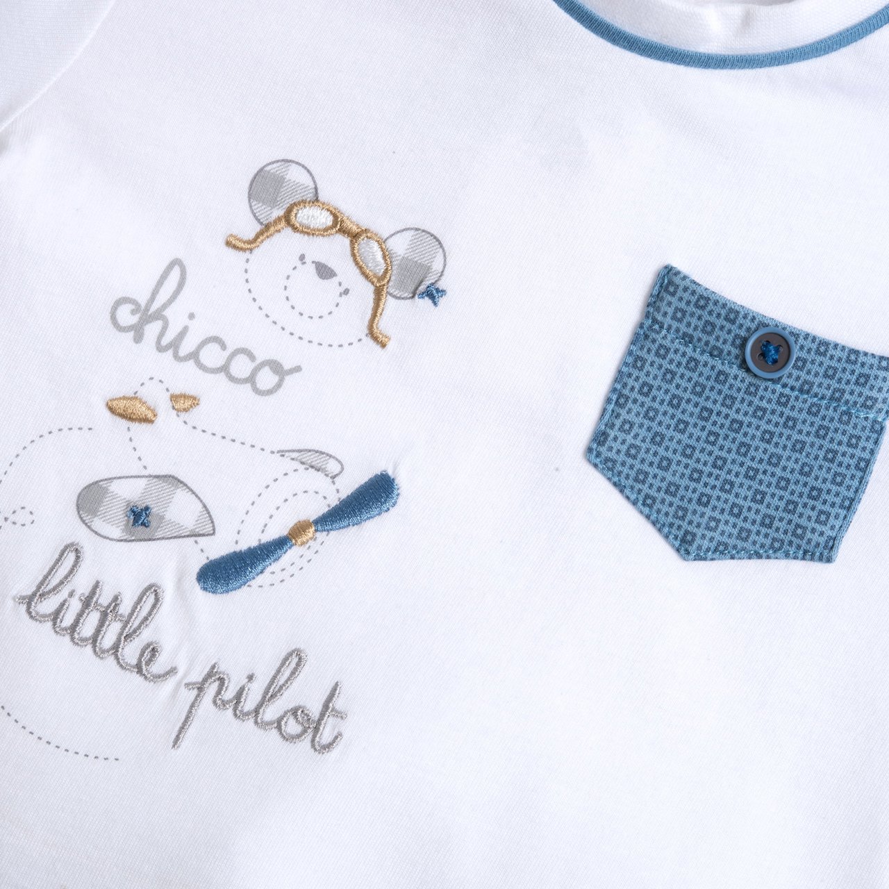 Set tricou albastru și pantaloni scurți asortați