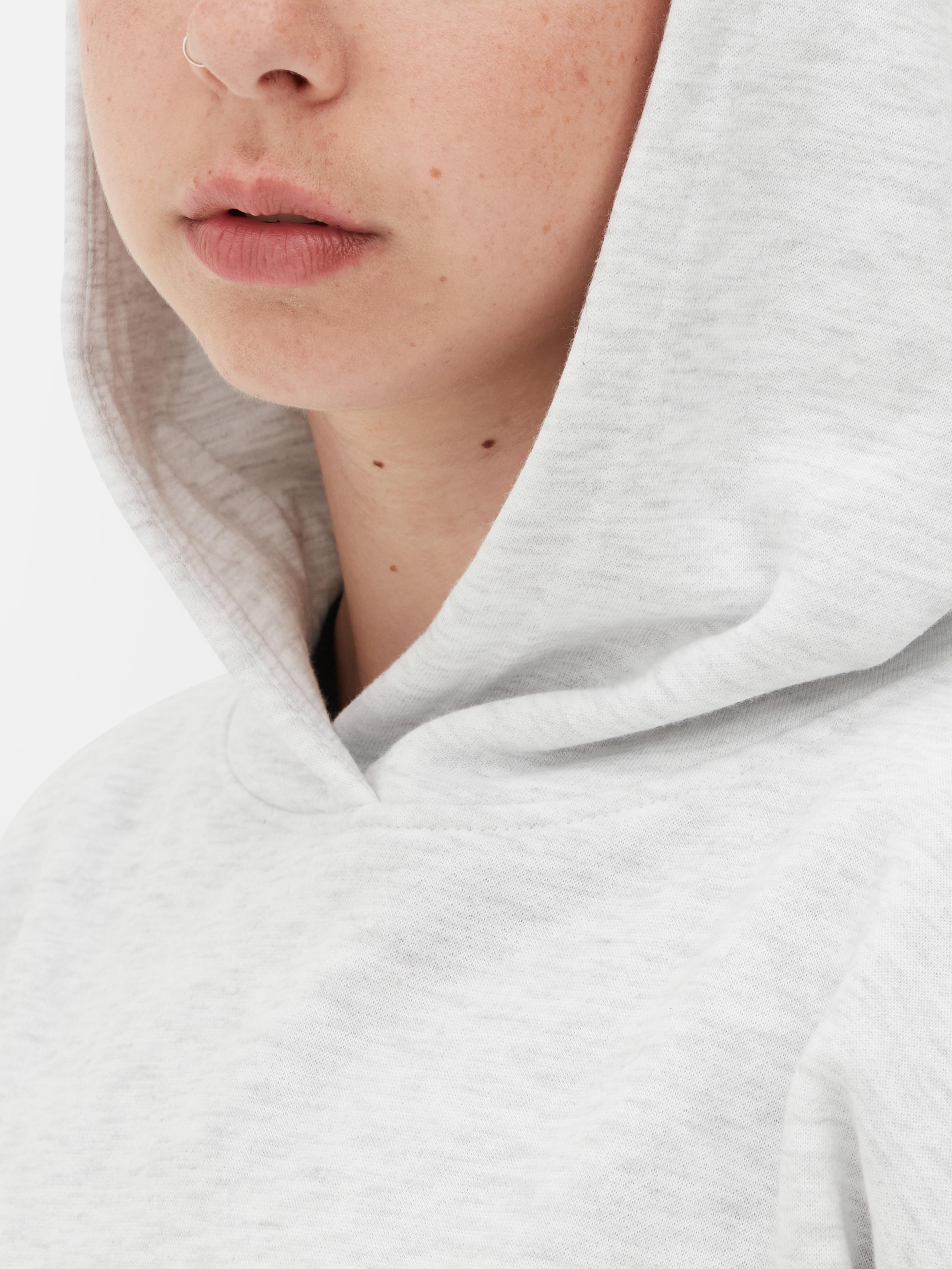 Klassischer Hoodie: Ein locker sitzender Jersey-Hoodie mit Kängurutasche passt in jede Garderobe.