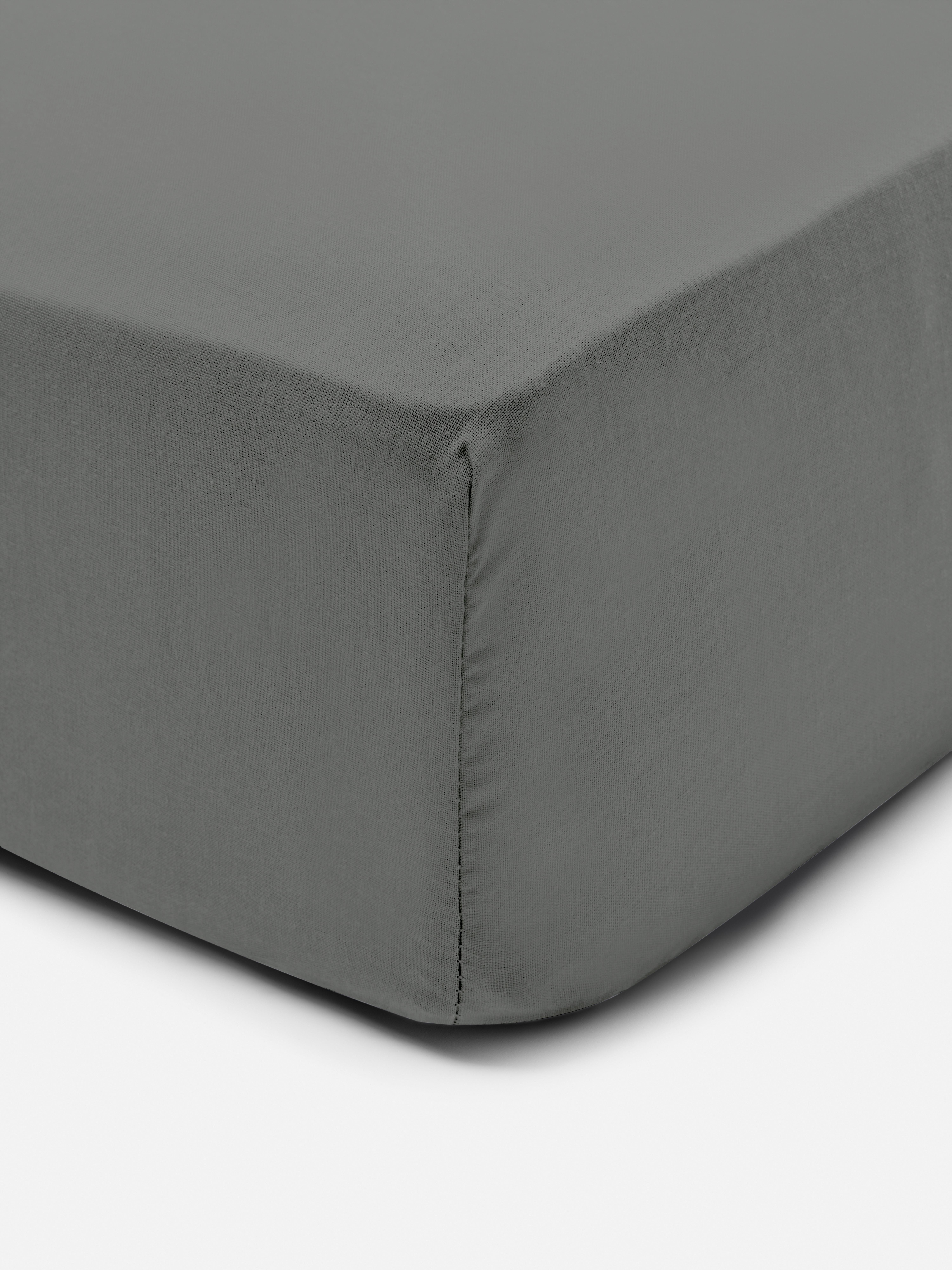 Cearșaf cu elastic din satin, dimensiune king-size. Acest cearșaf cu elastic din satin moale vă menține cald și confortabil toată noaptea.