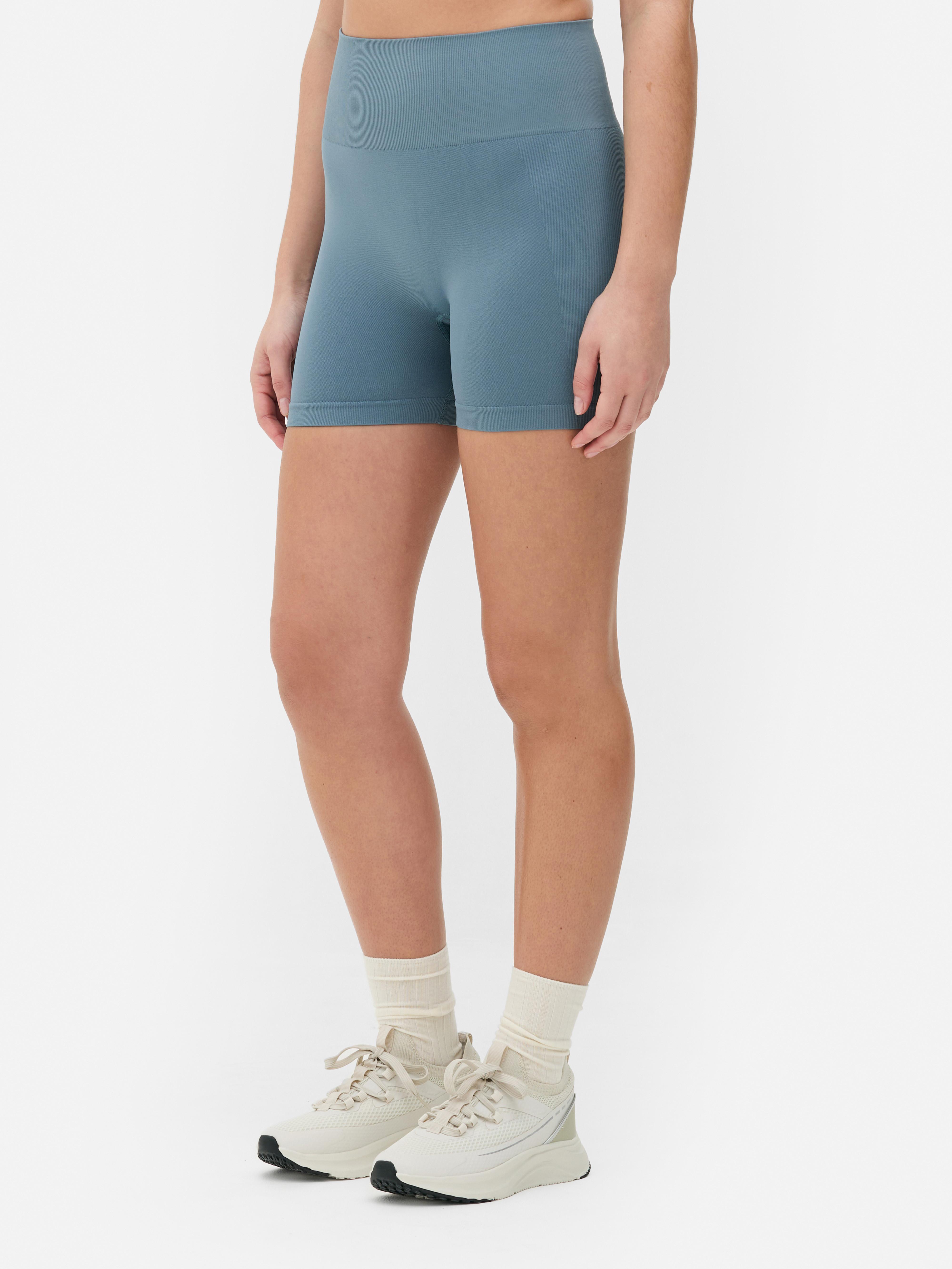 Pantaloni scurți de yoga cu talie înaltă, fără cusături. Acești pantaloni scurți sport fără cusături sunt perfecți pentru orice sesiune de stretching și antrenament.