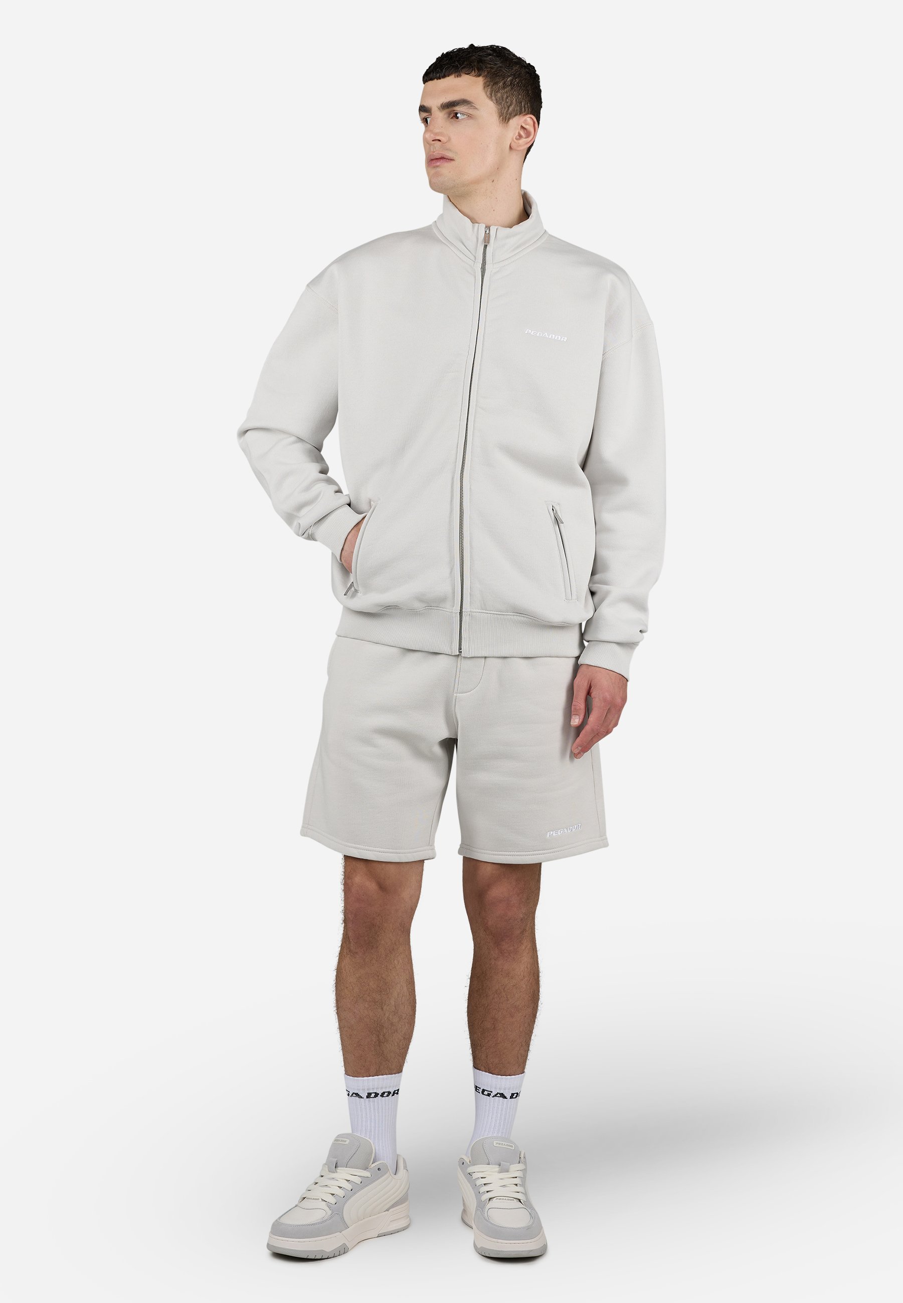 Pantaloncini Pegador LOGO - grigio puro lavato/bianco gomma