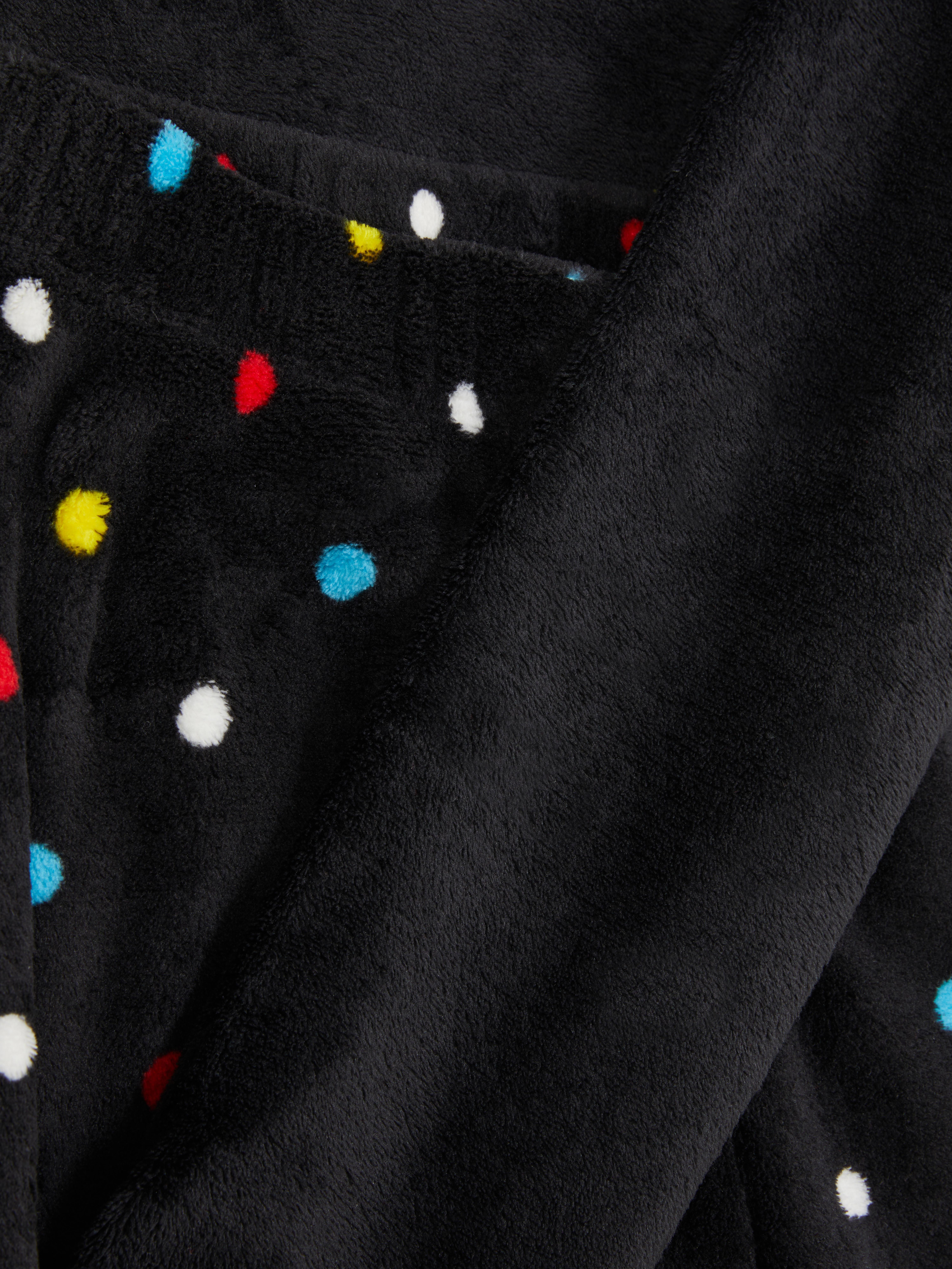 Fleece-pysjamassett En fleece-pysjamas med rund hals og ankelmansjetter