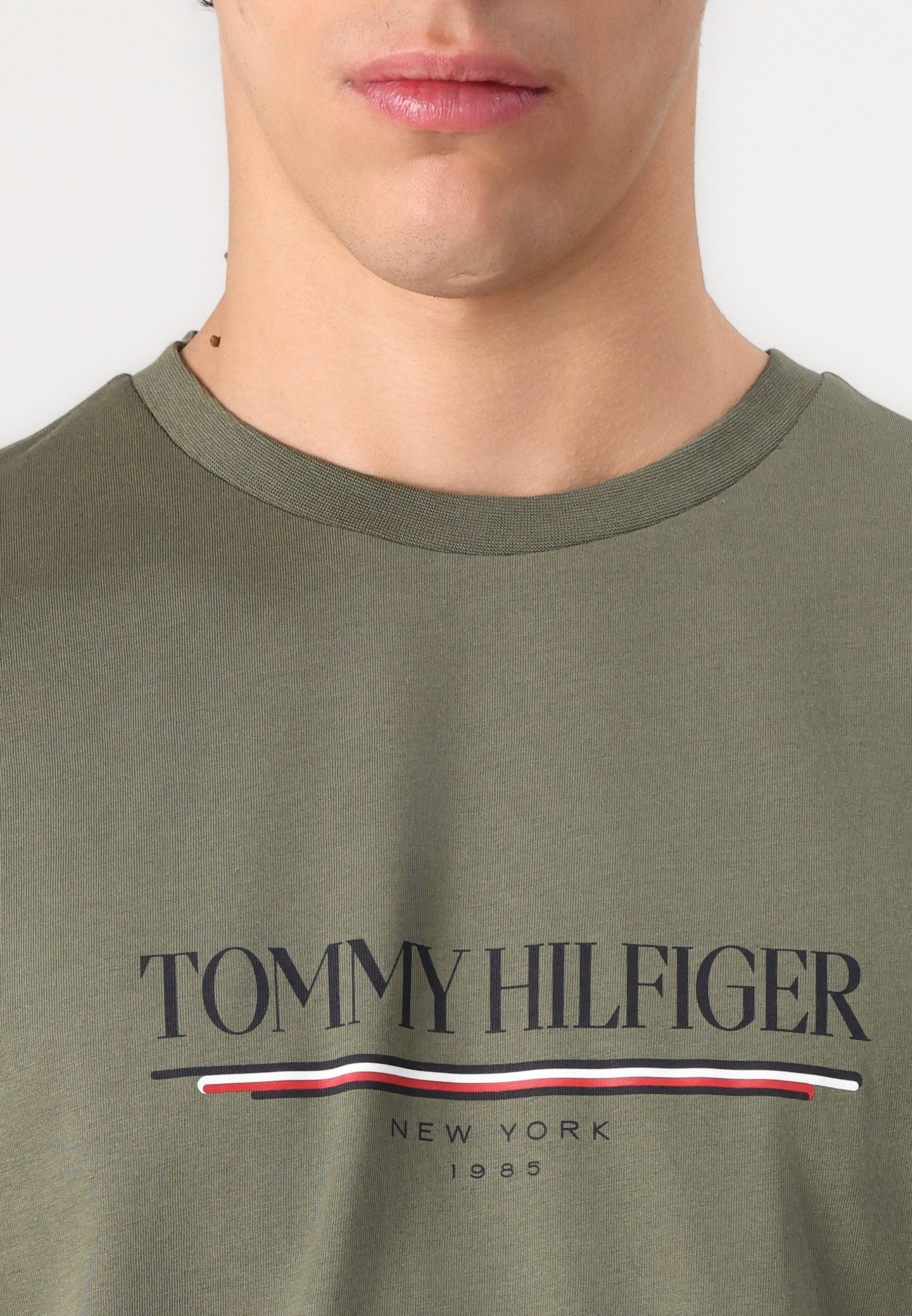 Tommy Hilfiger BRAND LOVE TEE - Koszulka z nadrukiem - kolor zielony