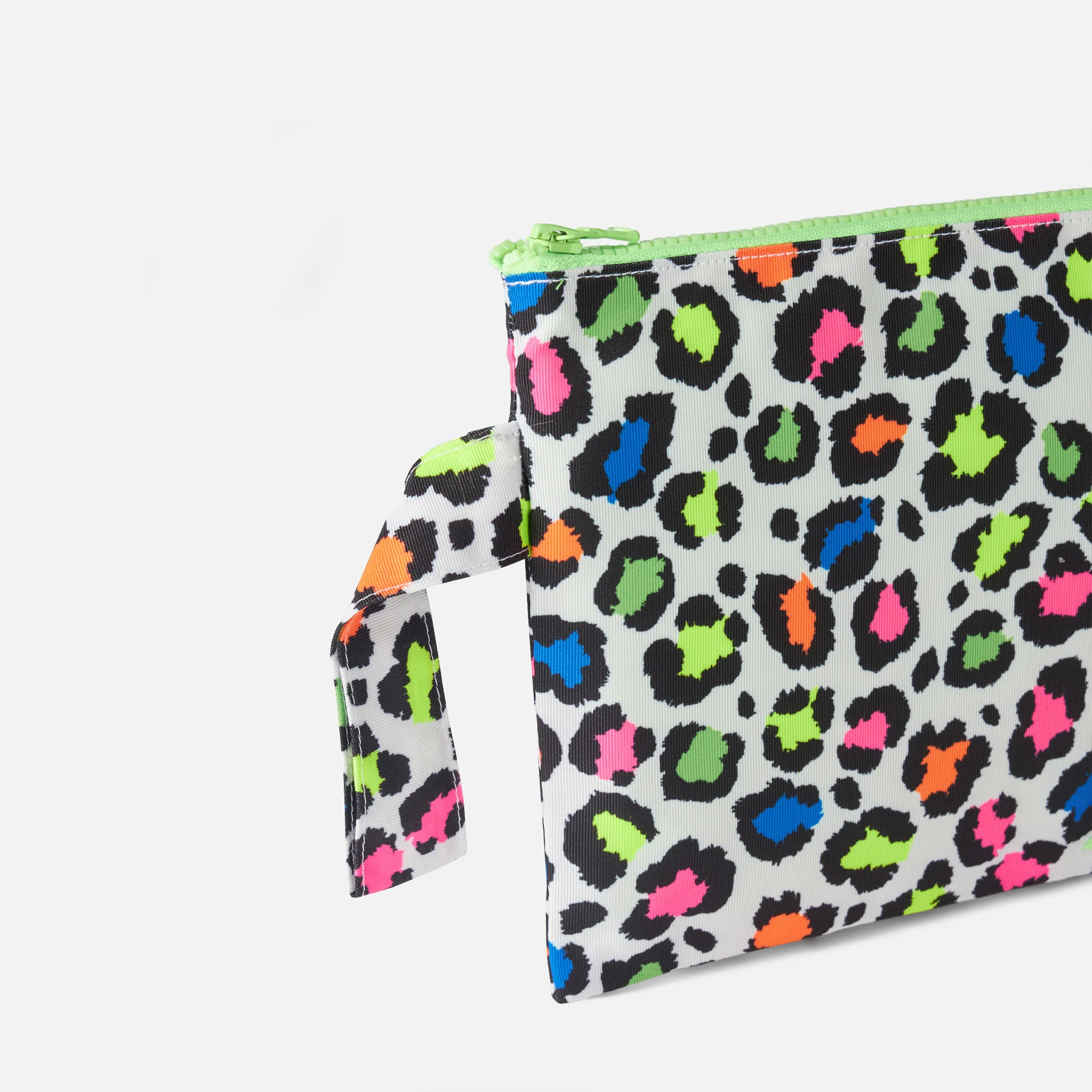 Bolsa clutch Pareasy em nylon com estampa animal.