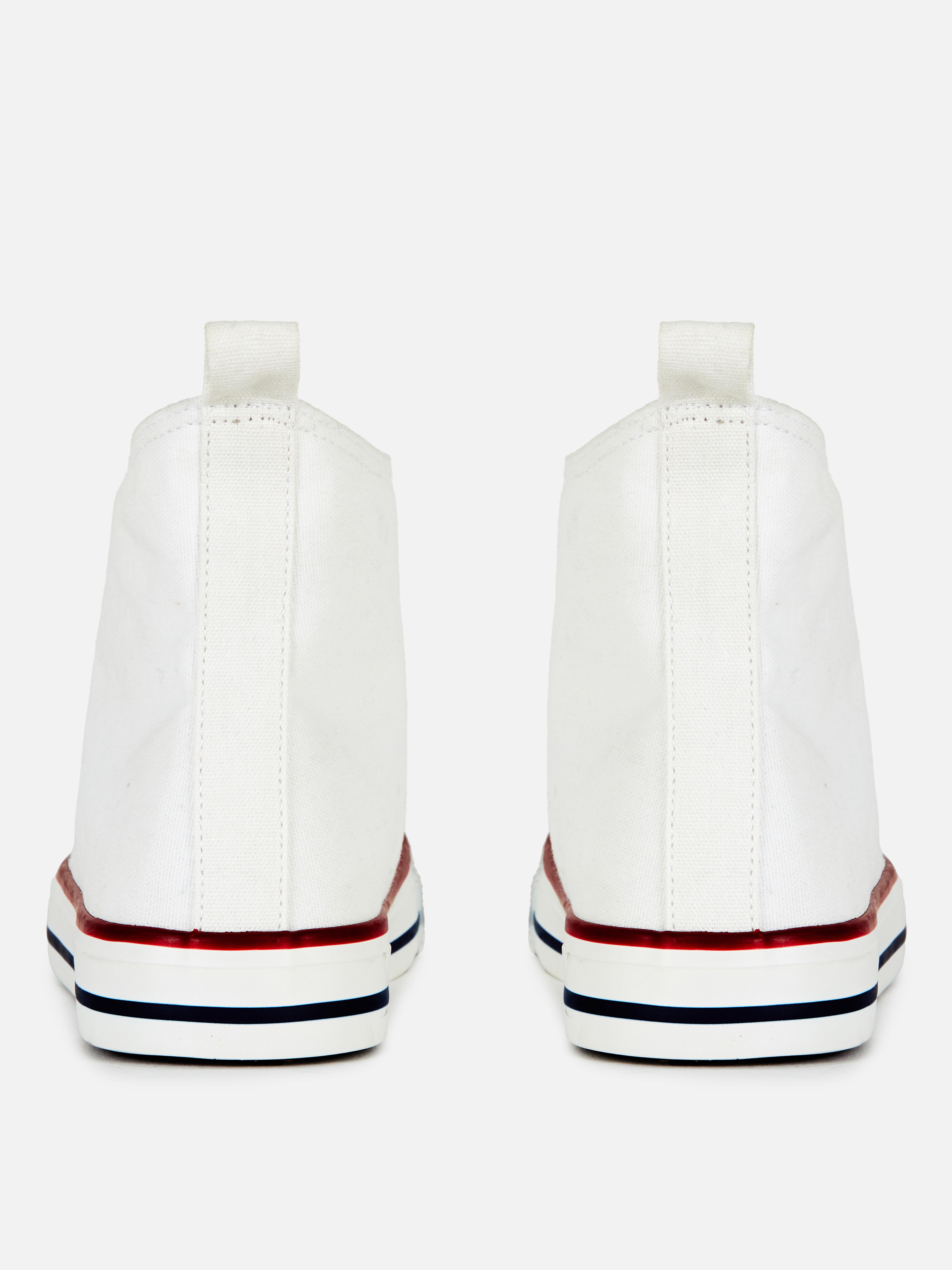 Teniși clasici din pânză cu vârf înalt. Acești pantofi sport sunt un must-have pentru persoanele la modă.
