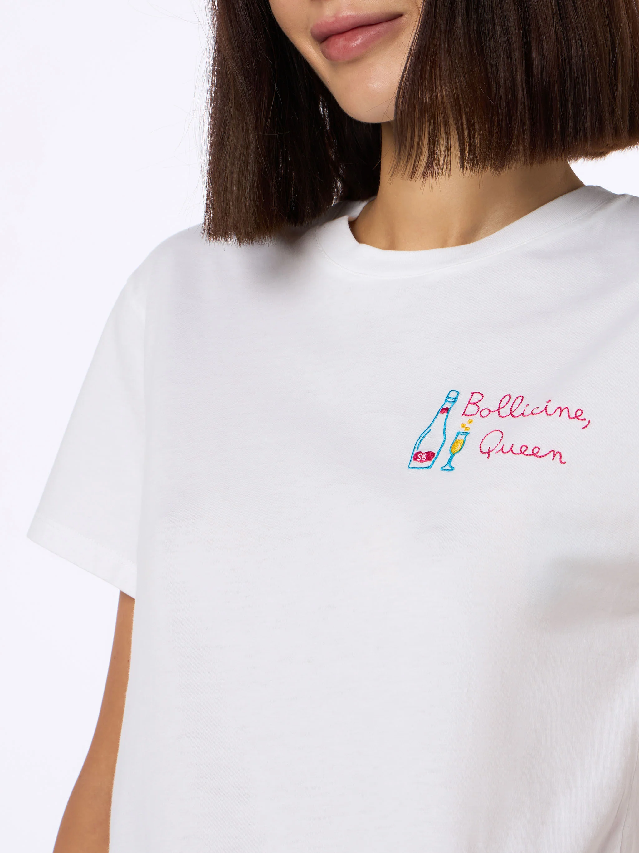 Emilie dames T-shirt met ronde hals, gemaakt van witte katoenen jersey, met borduurwerk.