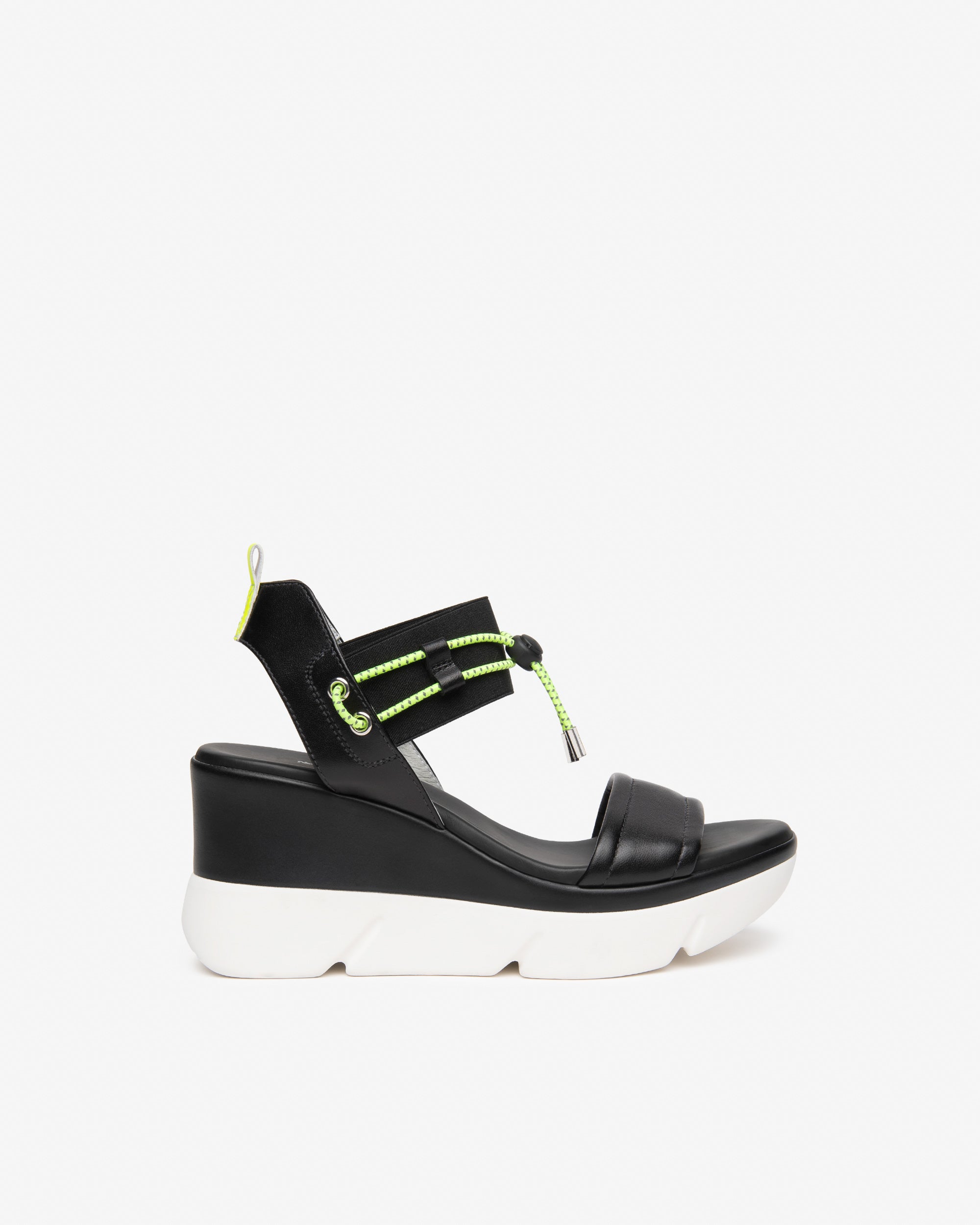  Damensandalen aus Leder und technischen Materialien
