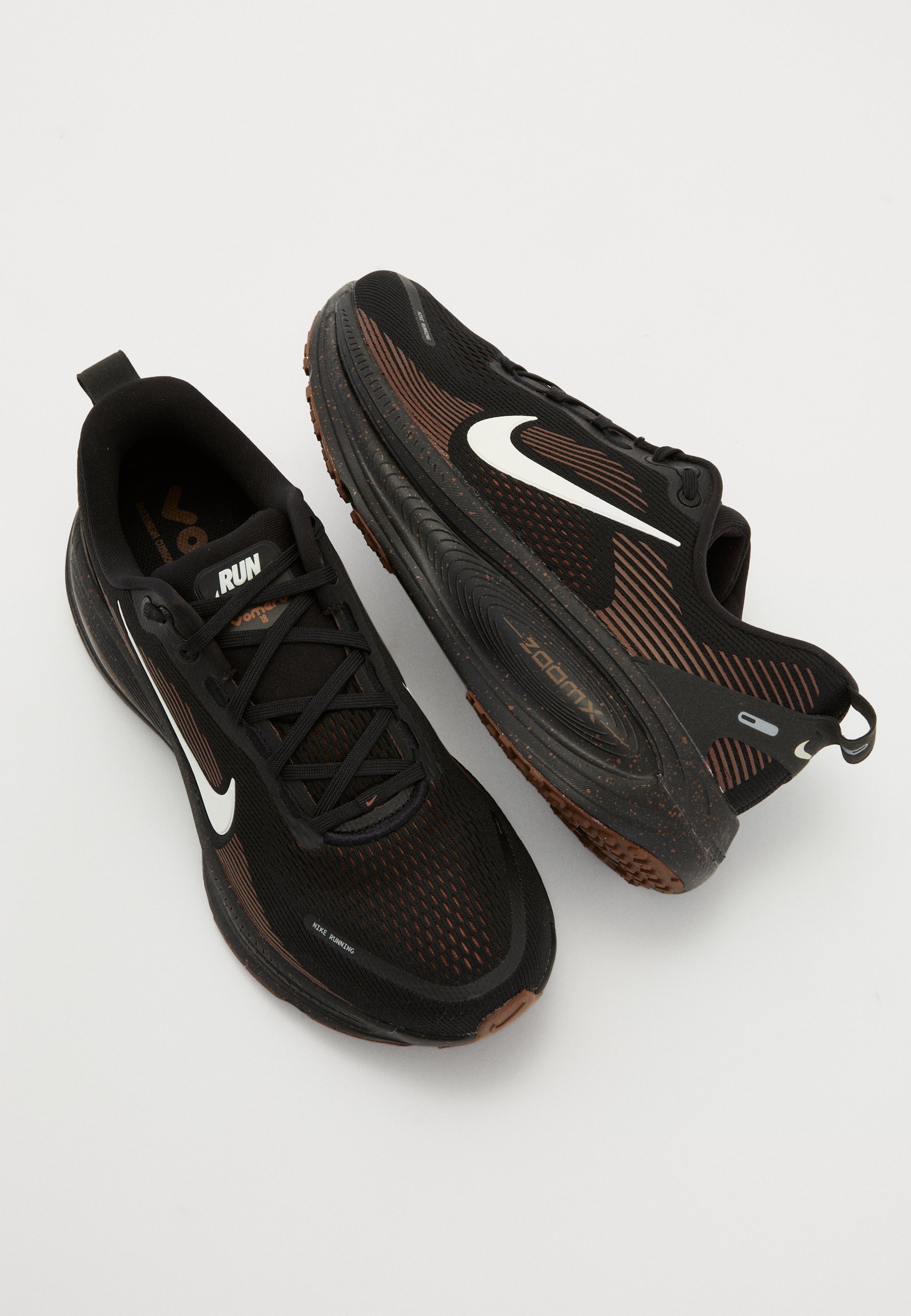 Nike Performance VOMERO 18 - Scarpe da corsa su strada - nero/grigio ferro/marrone/ocra del deserto