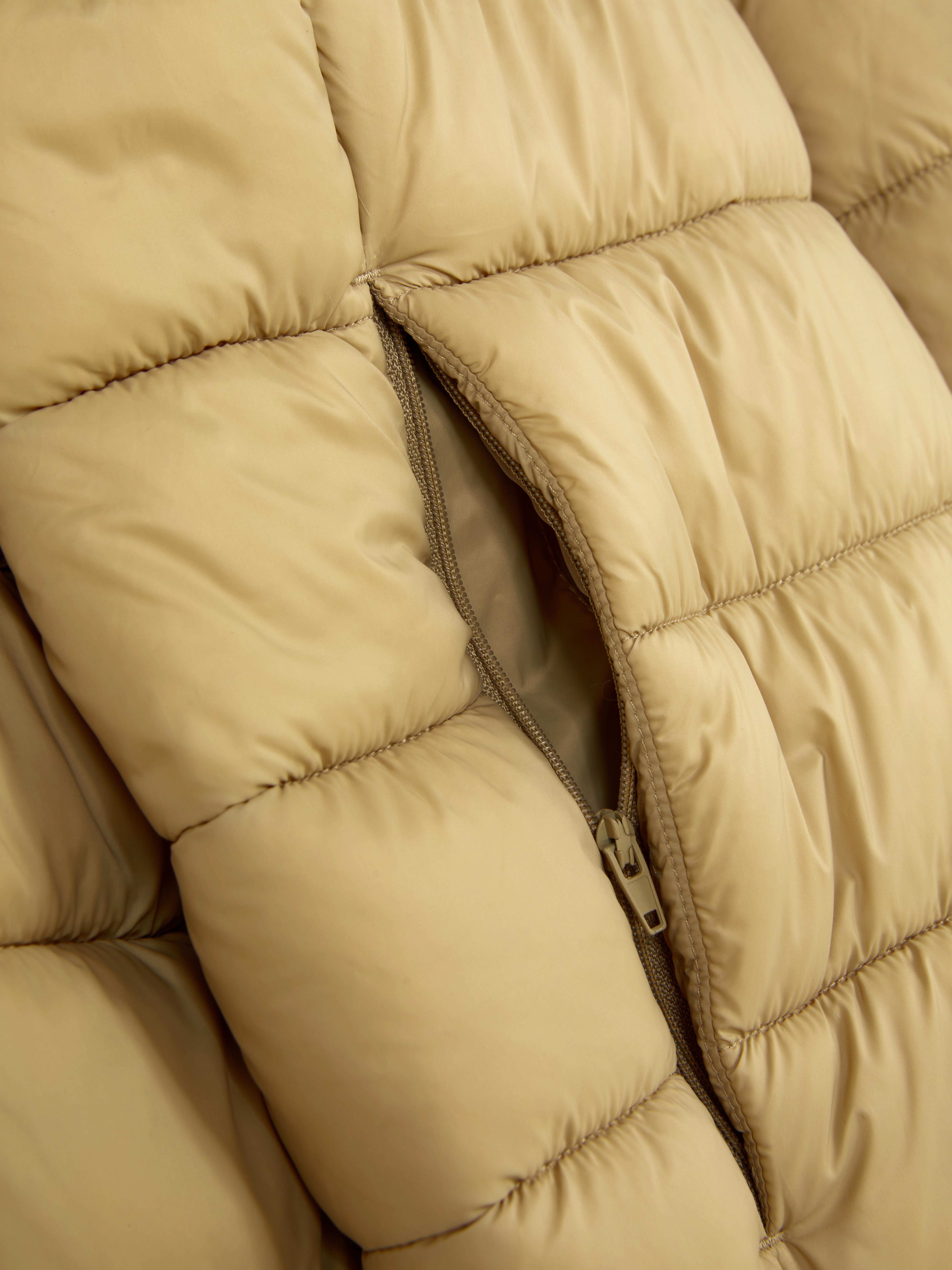 Steppjacke mit Stehkragen. Eine lässige Steppjacke mit Stehkragen, Reißverschluss und Taschen.
