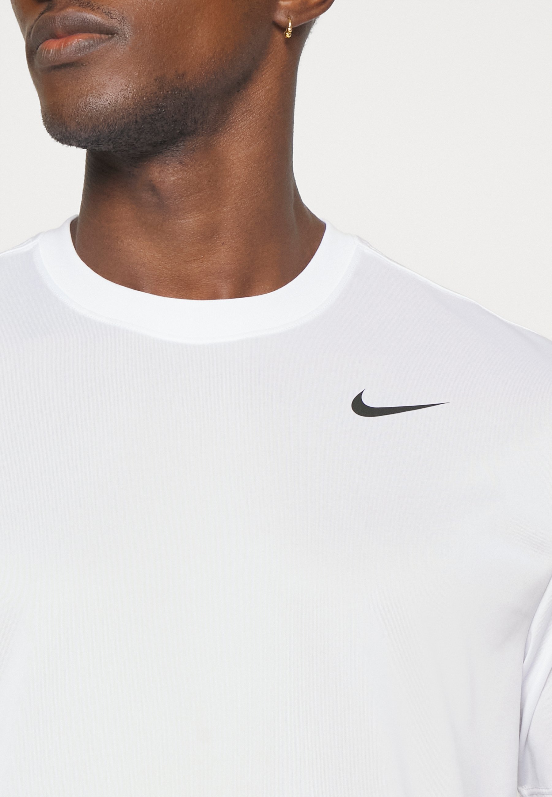 Nike Performance TEE RESET - Koszulka sportowa - biały/czarny