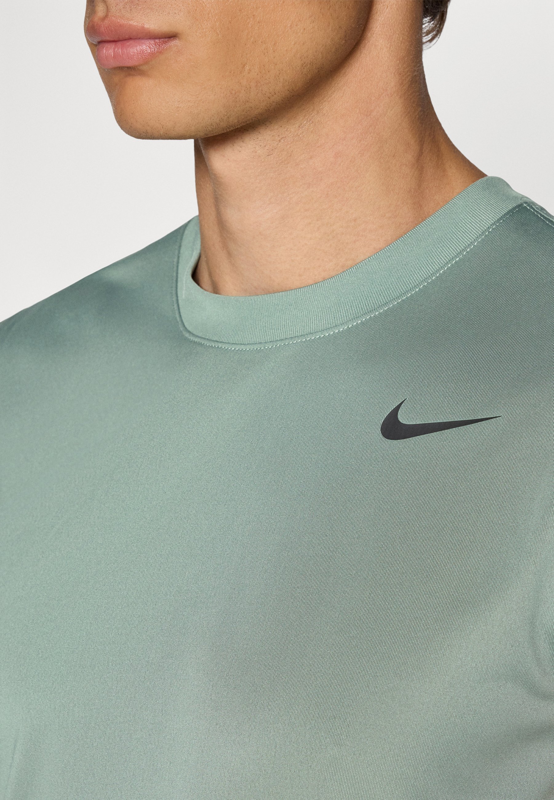 T-shirt Nike Performance RESET - Haut - vert argile/noir
