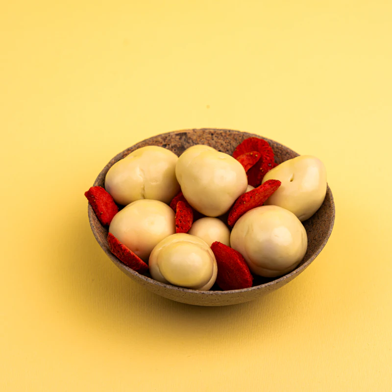 Comemos morangos liofilizados saudáveis com chocolate branco, 200 g de fruta liofilizada com chocolate.