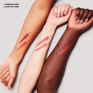 „Kiss It Twice Powder Kiss“ dviejų spalvų lūpų dažų rinkinys (982 „Marrakesh-mere“ ir 998 „Sorry not Sorry“) Prabangūs skysti lūpų dažai