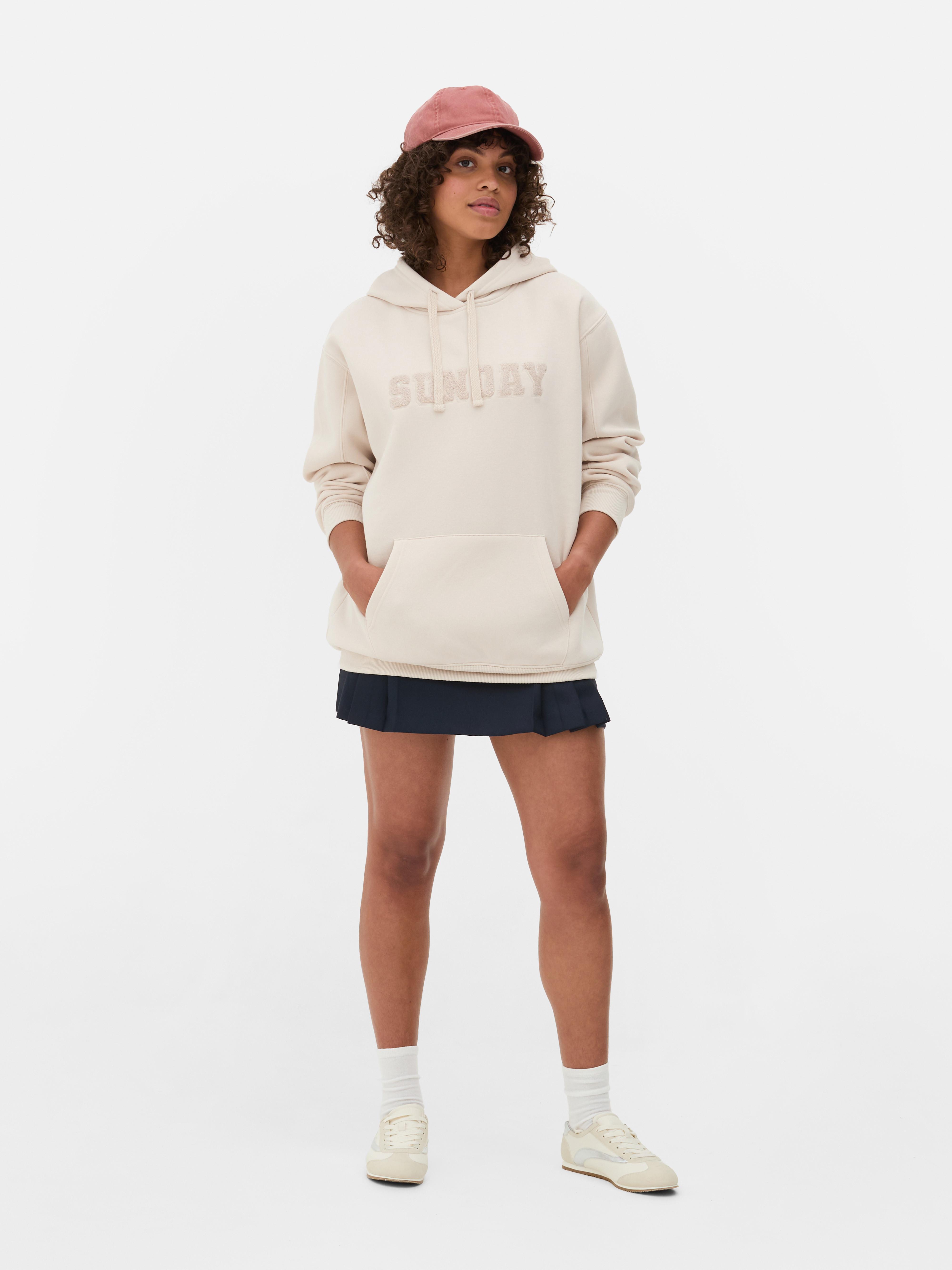 Οβερσάζ φούτερ με κορδόνι Ένα oversized φούτερ με κορδόνι, τσέπη καγκουρό και μοντέρνο μπροστινό μέρος